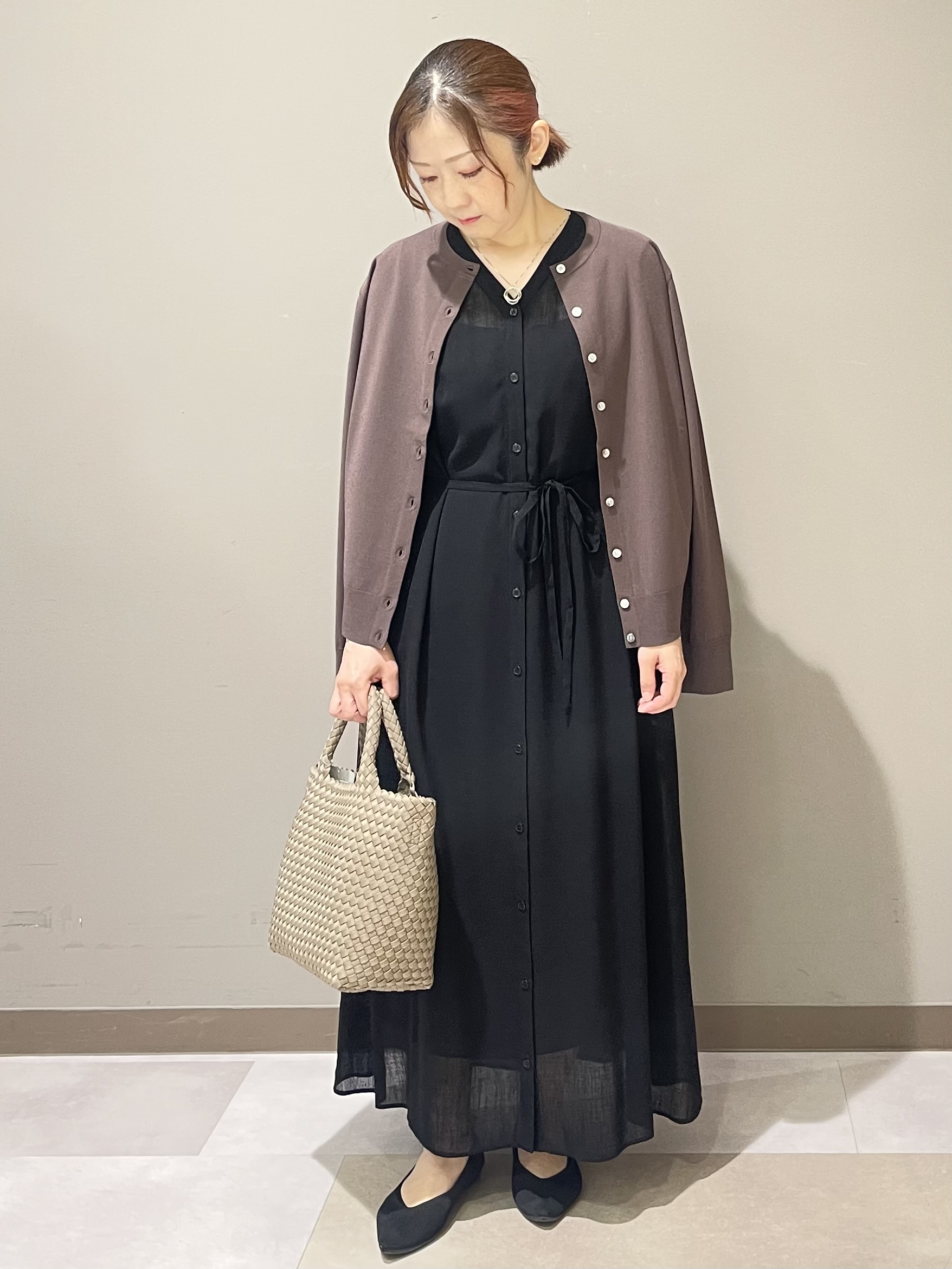 Tomoさんの「UNTITLED｜【通気性/前開きボタン】シアーVネックワンピース」を使ったコーディネート