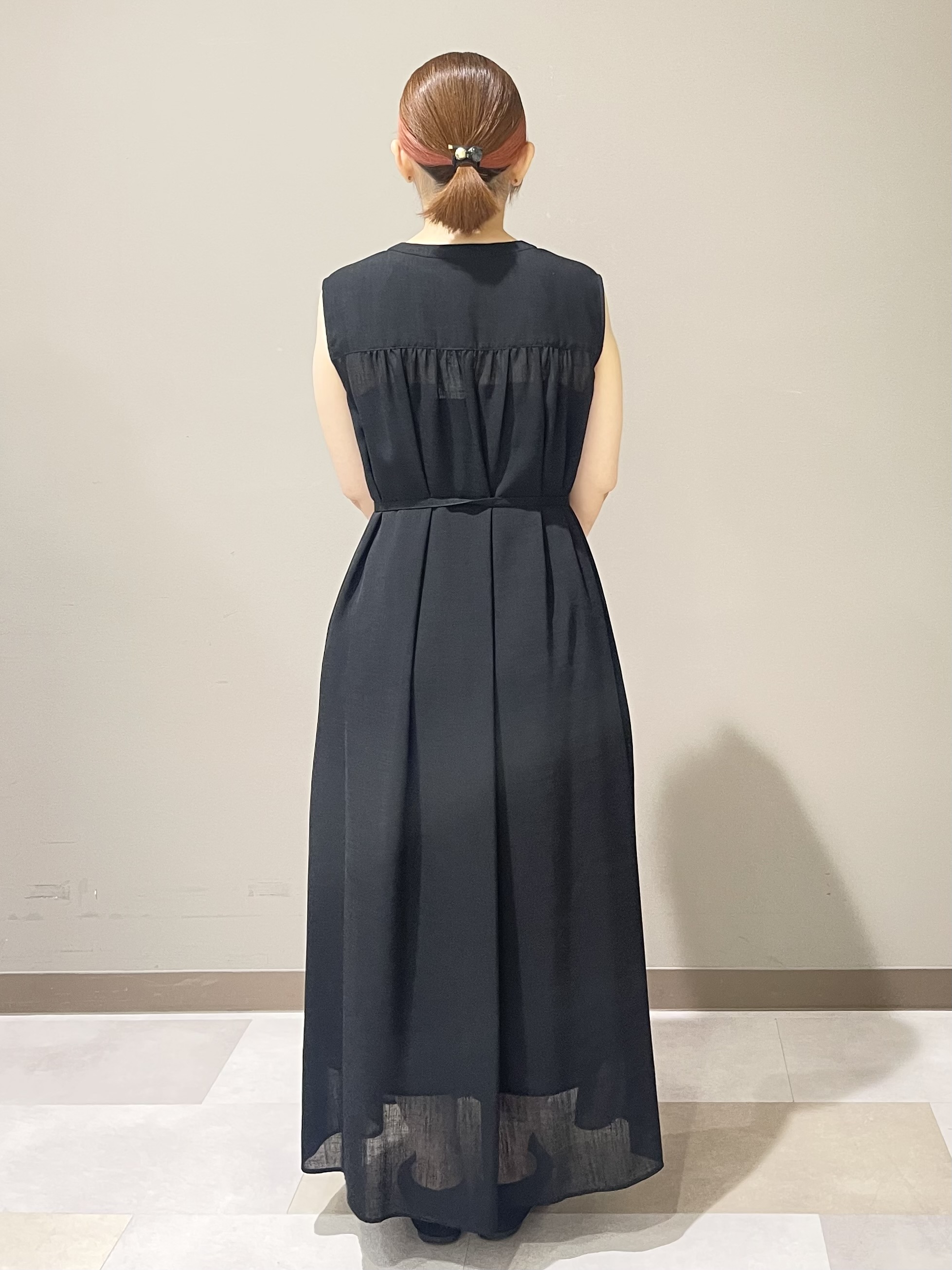 Tomoさんの「UNTITLED｜【通気性/前開きボタン】シアーVネックワンピース」を使ったコーディネート