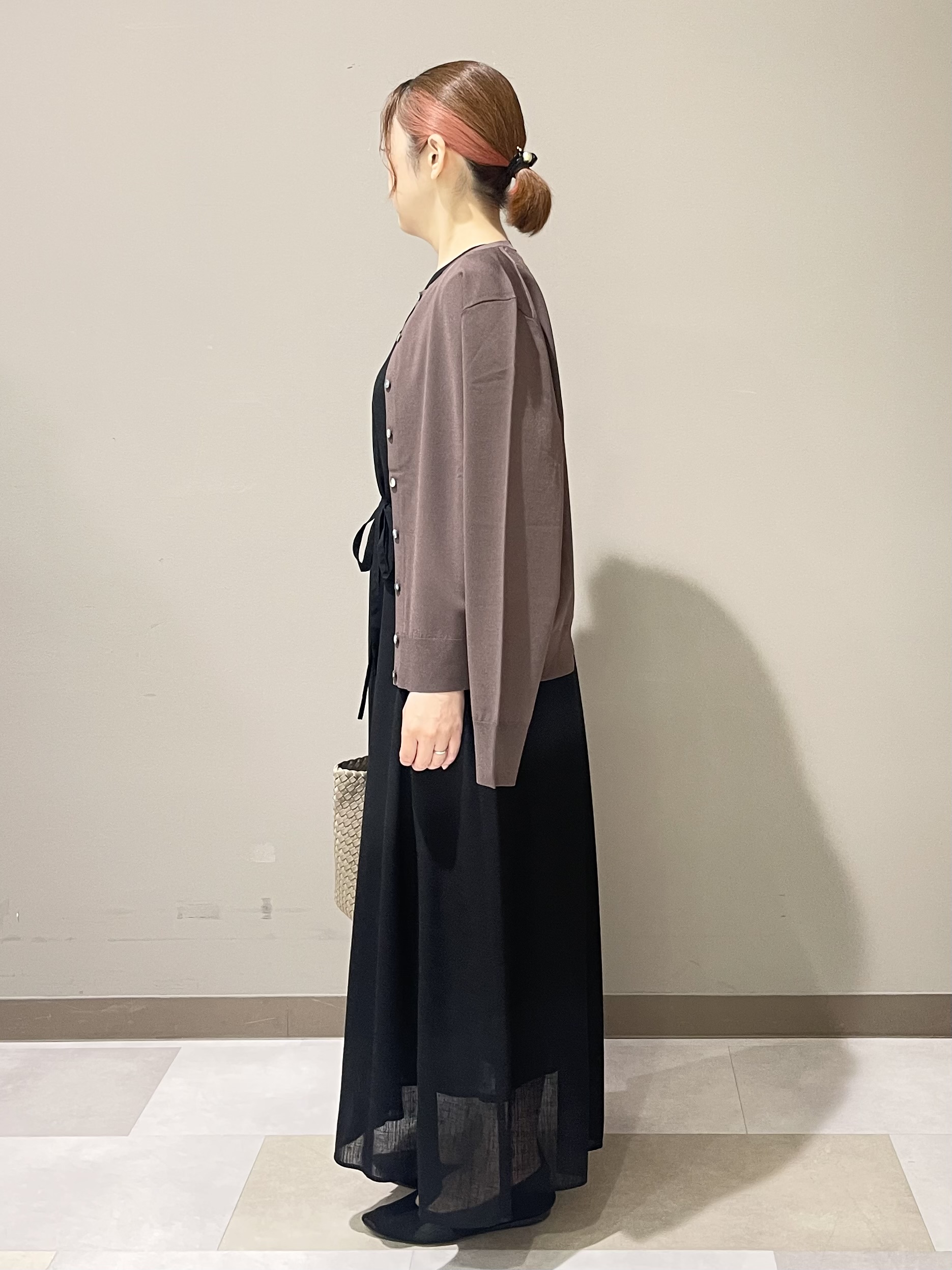 Tomoさんの「UNTITLED｜【通気性/前開きボタン】シアーVネックワンピース」を使ったコーディネート