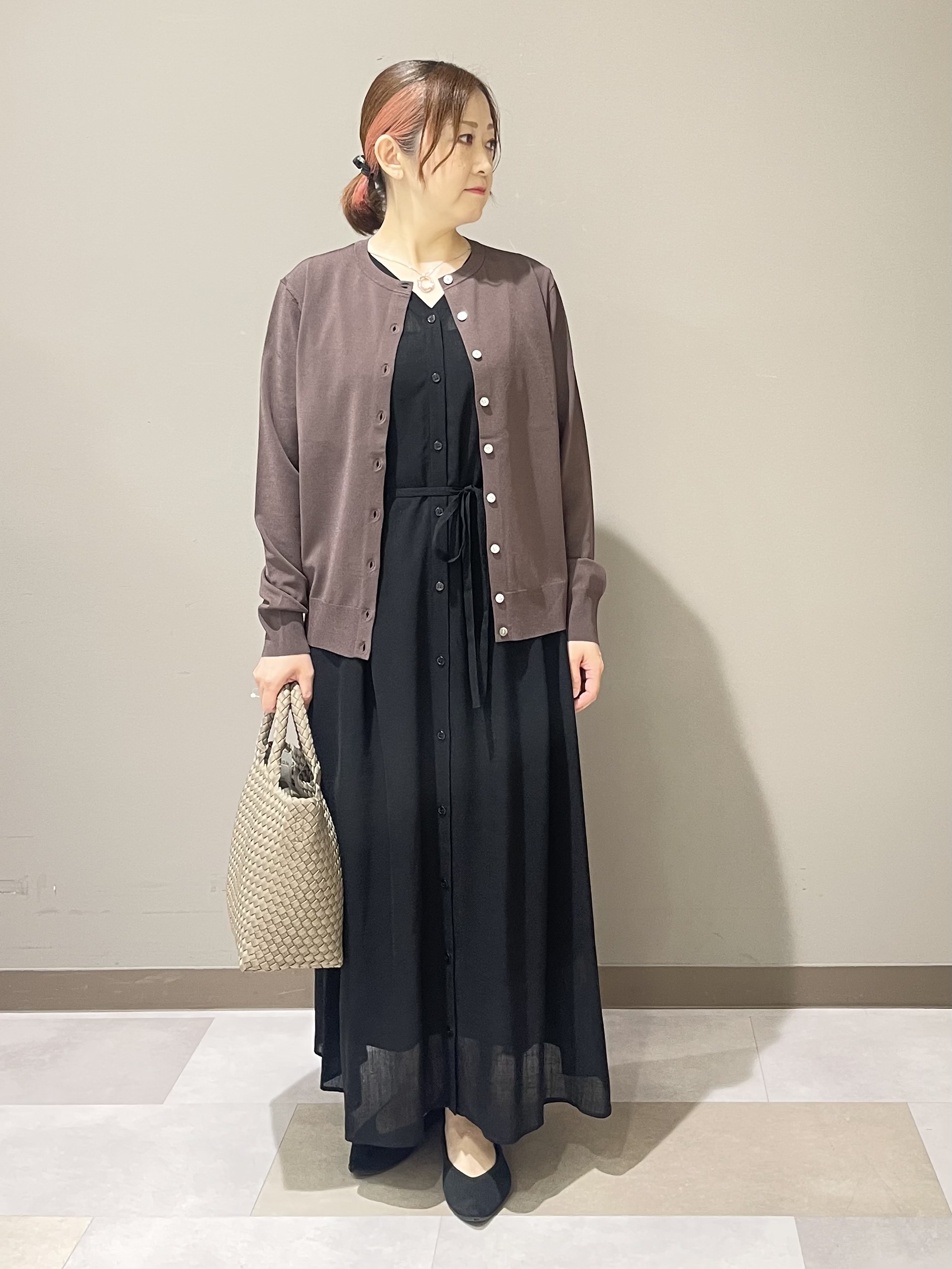 Tomoさんの「UNTITLED｜【通気性/前開きボタン】シアーVネックワンピース」を使ったコーディネート