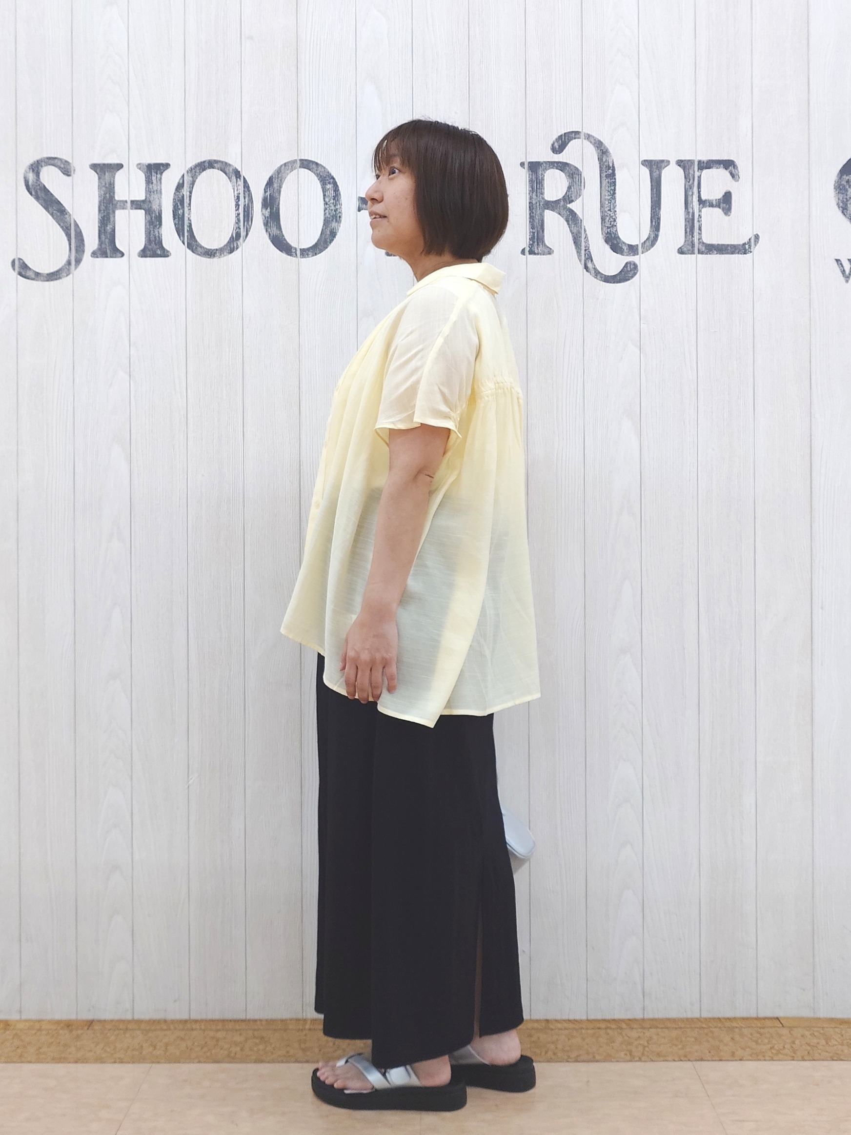 とろろさんの「SHOO･LA･RUE｜【ひんやり/UV】ほんのりシアーで上品な バックギャザーブラウス」を使ったコーディネート
