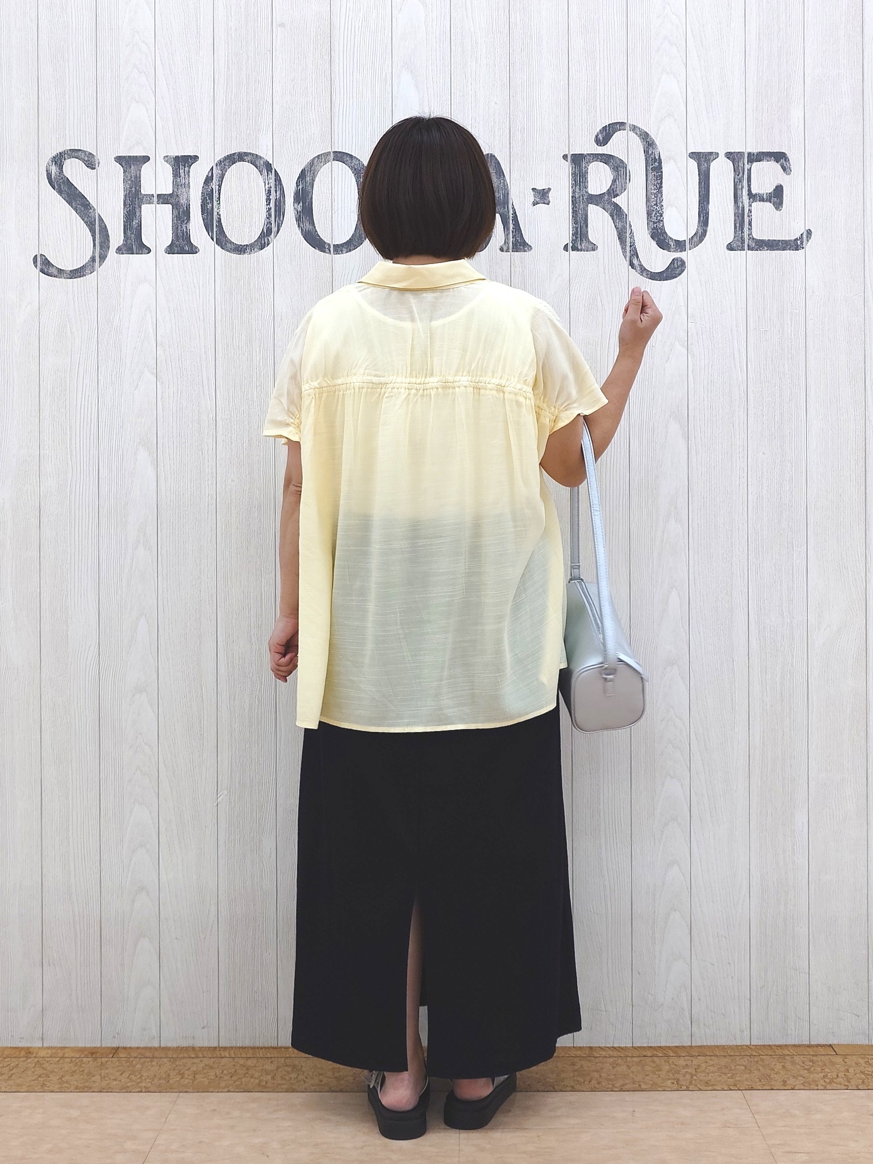とろろさんの「SHOO･LA･RUE｜【ひんやり/UV】ほんのりシアーで上品な バックギャザーブラウス」を使ったコーディネート