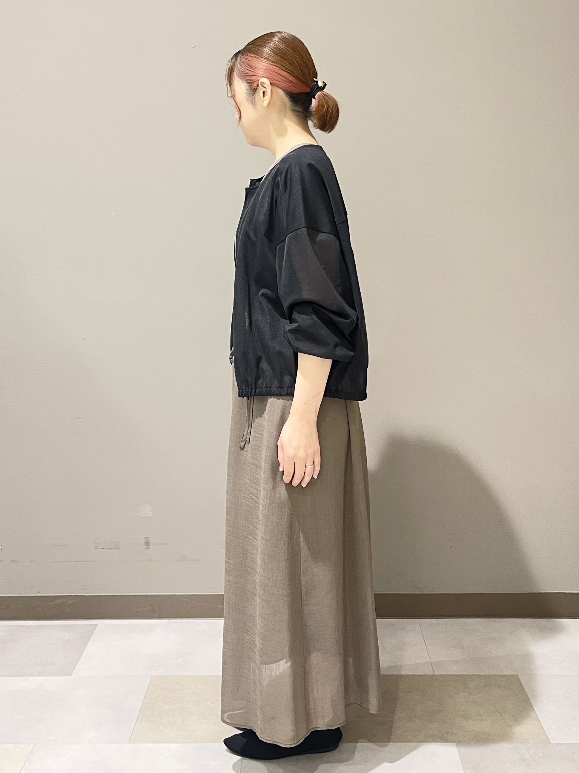 Tomoさんの「UNTITLED｜【通気性/前開きボタン】シアーVネックワンピース」を使ったコーディネート