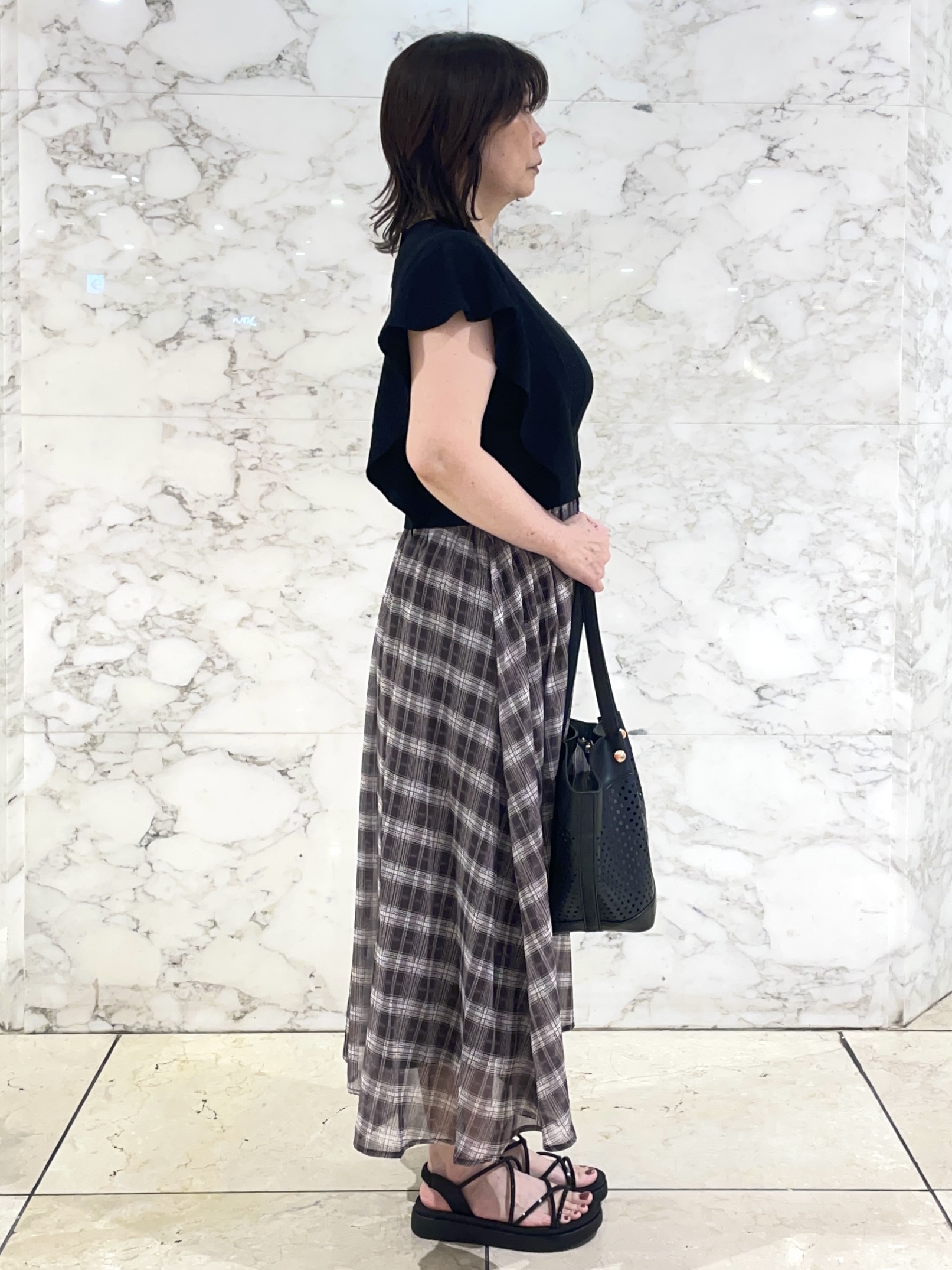 Tomoさんの「grove｜【低身長さんも選べる着丈・洗濯機◎】1枚で華やか 肩フリルニットドッキングワンピース」を使ったコーディネート