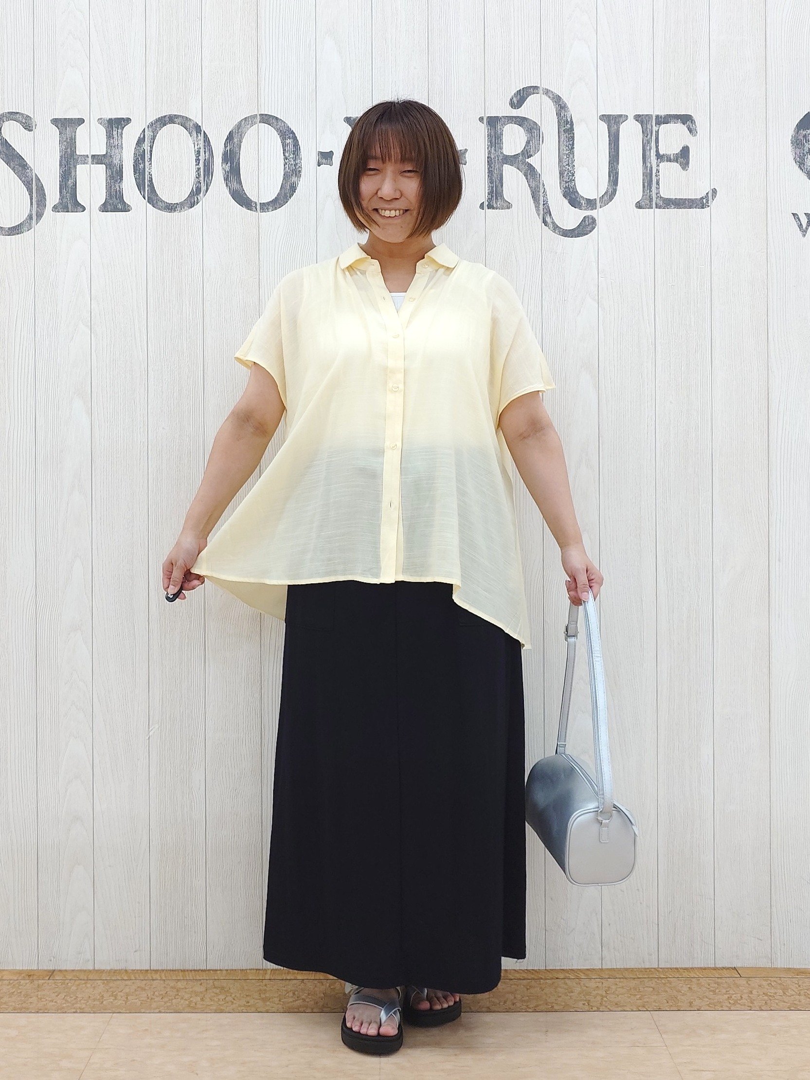 とろろさんの「SHOO･LA･RUE｜【ひんやり/UV】ほんのりシアーで上品な バックギャザーブラウス」を使ったコーディネート