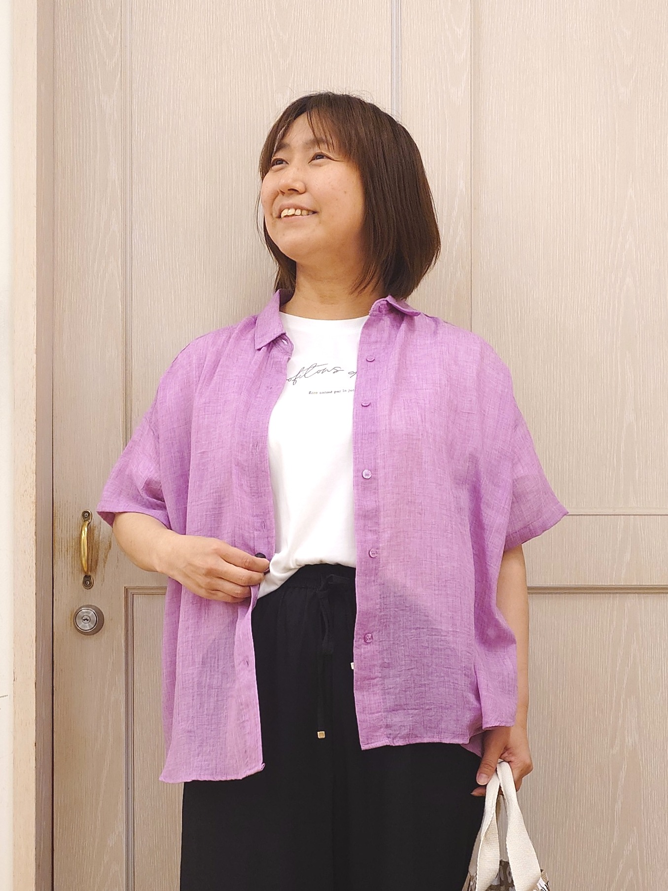 とろろさんの「SHOO･LA･RUE｜ヒップがすっぽり隠れる やわらか5分袖シアーシャツ」を使ったコーディネート