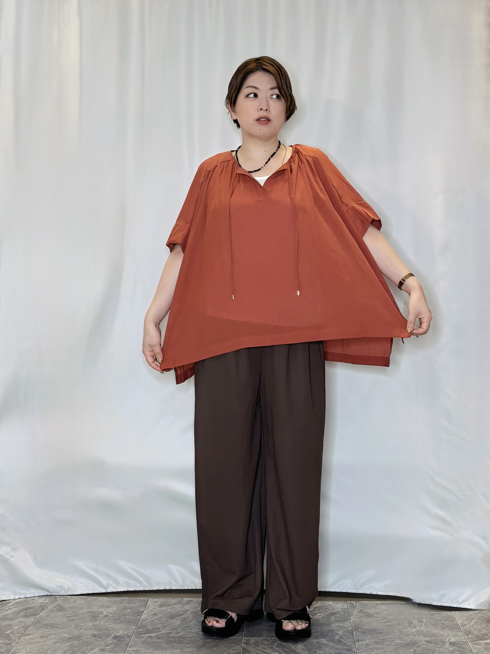 たみさんの「SHOO･LA･RUE｜【2点セット/洗濯機可/インしないで着られる】リボン付きポンチョ風ブラウス＆タンクトップ」を使ったコーディネート