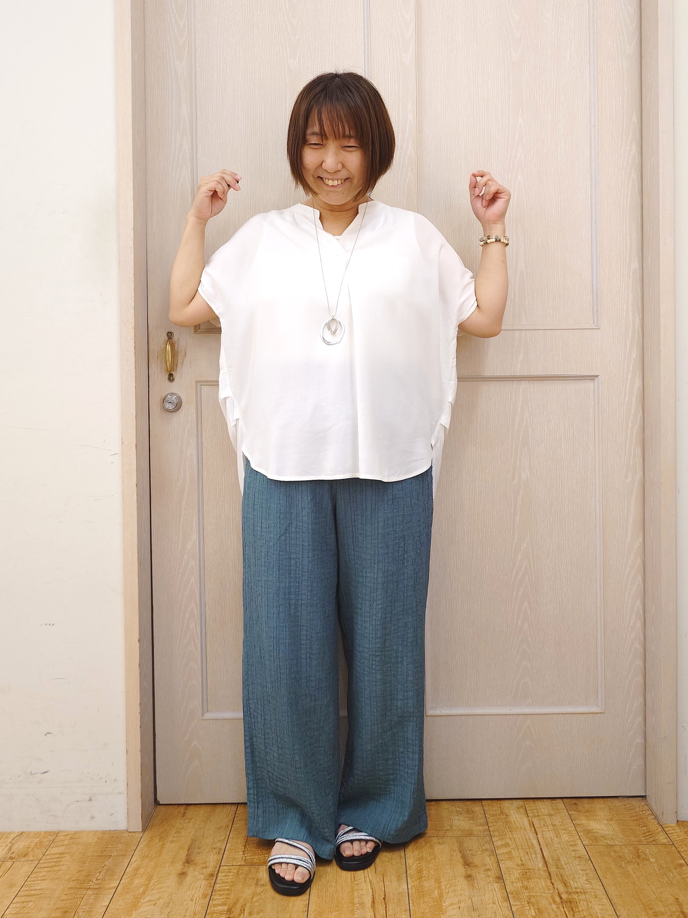 とろろさんの「SHOO･LA･RUE｜【洗濯機可/体型カバー】とろみタックスキッパーブラウス」を使ったコーディネート
