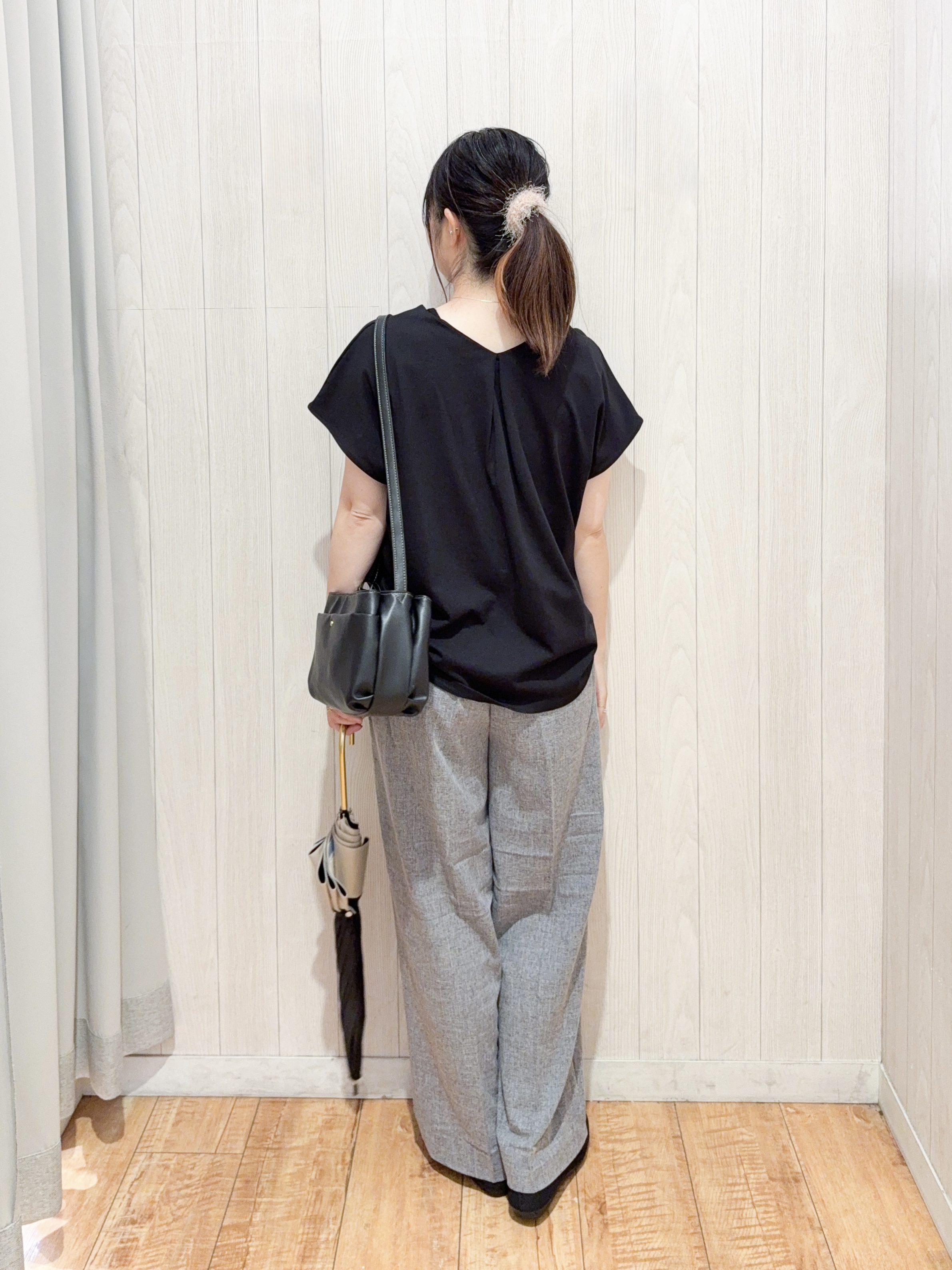 愛さんの「SHOO･LA･RUE｜【ひんやり/前後2WAY/S-LL】楽に着られて好印象 やわらかトップス」を使ったコーディネート
