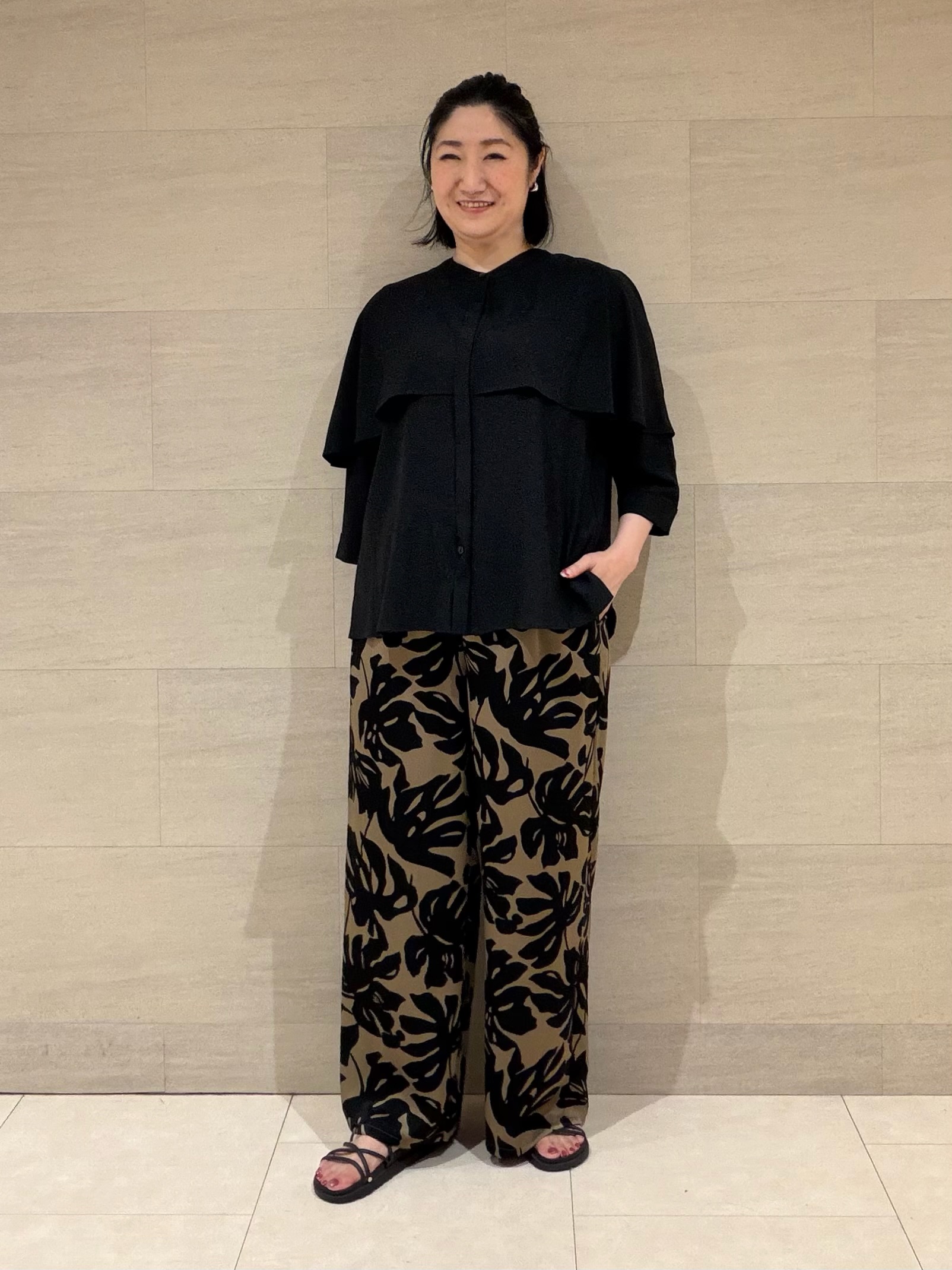 TOMOMIさんの「UNTITLED｜【接触冷感/UVケア/夏羽織り/着る日傘】ケープ風ブラウス」を使ったコーディネート