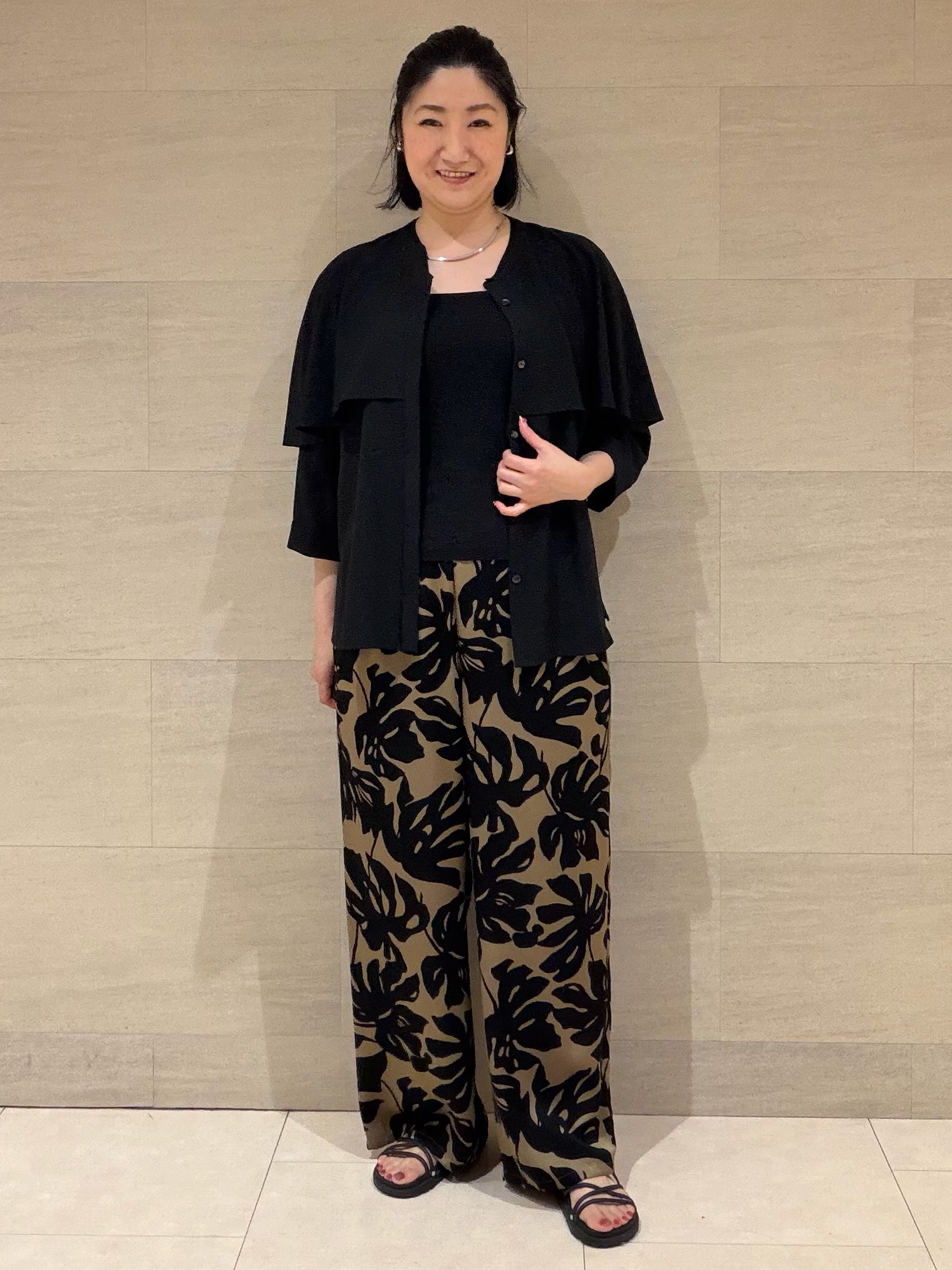 TOMOMIさんの「UNTITLED｜【接触冷感/UVケア/夏羽織り/着る日傘】ケープ風ブラウス」を使ったコーディネート
