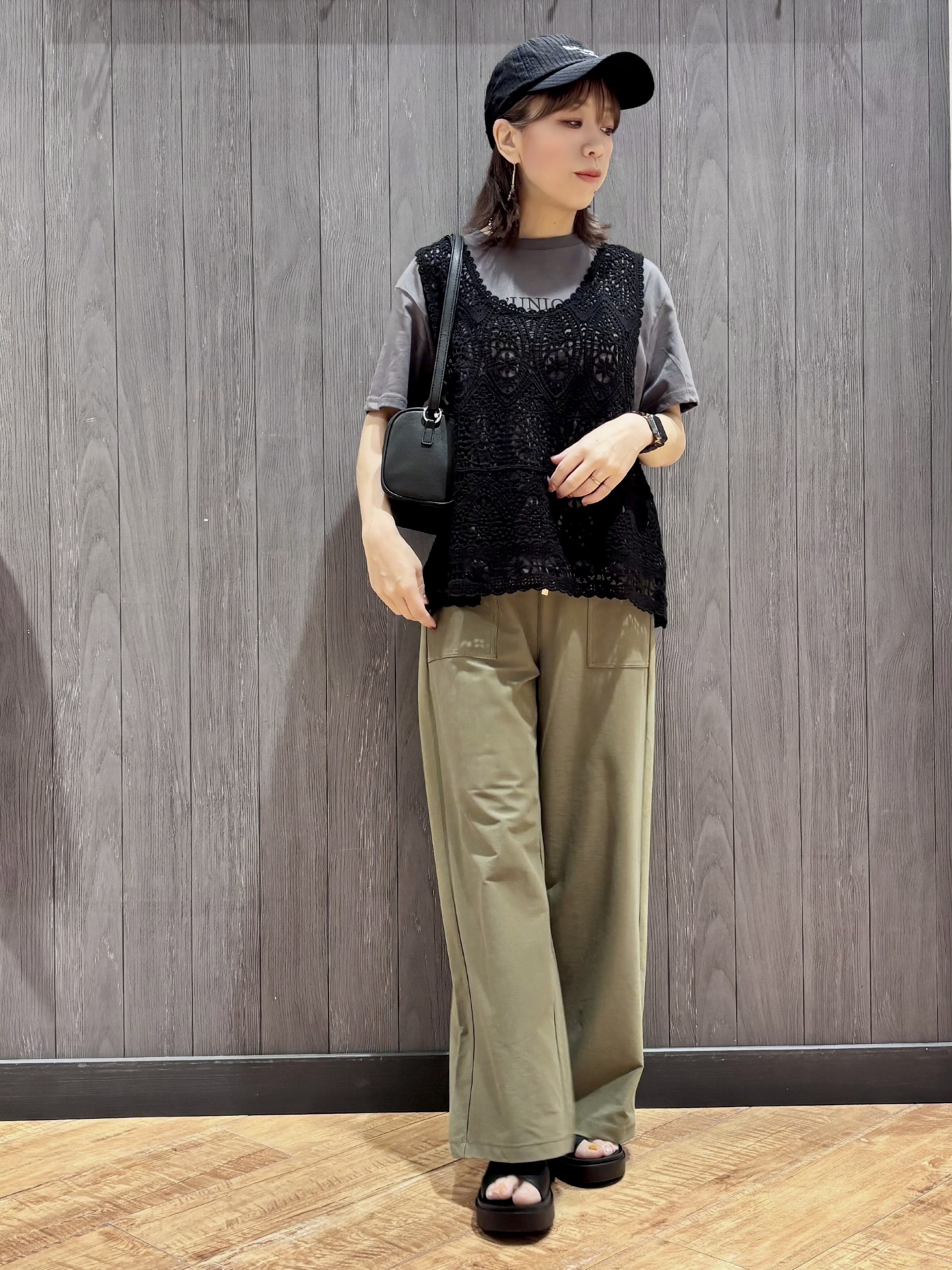 meiさんの「SHOO･LA･RUE｜【2点セット/体型カバー】クロシェ編みベスト+ロゴT」を使ったコーディネート