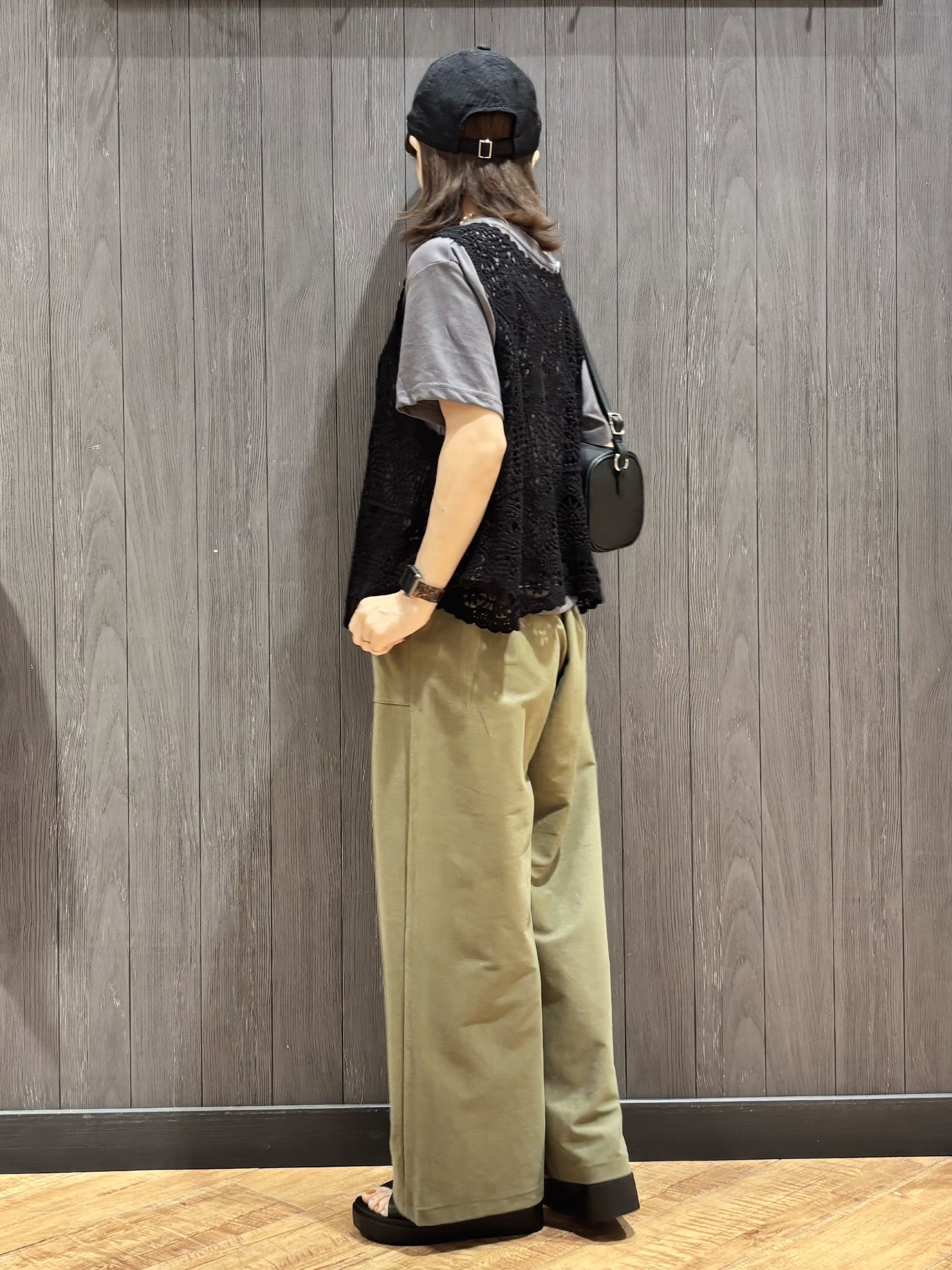 meiさんの「SHOO･LA･RUE｜【2点セット/体型カバー】クロシェ編みベスト+ロゴT」を使ったコーディネート