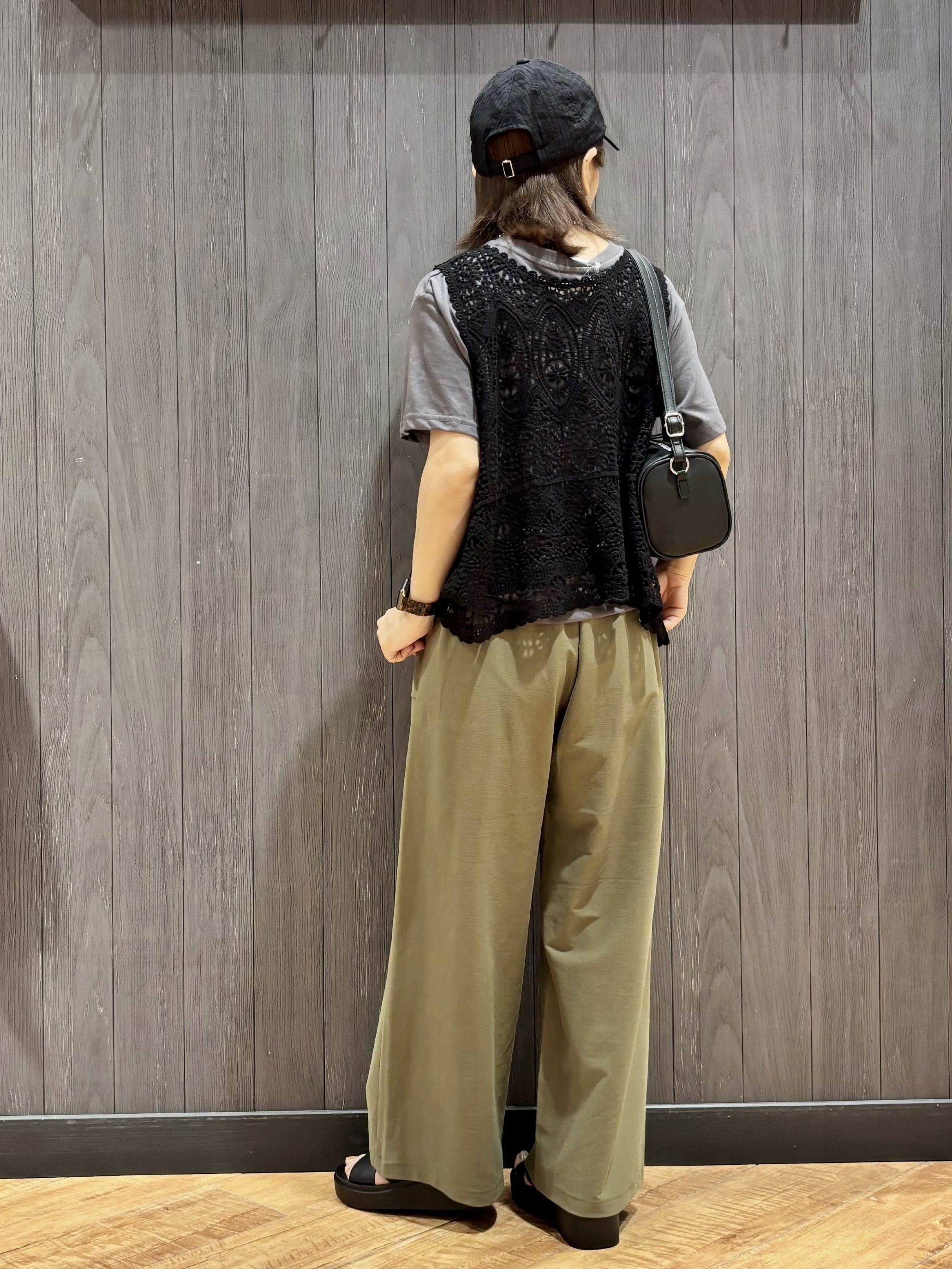 meiさんの「SHOO･LA･RUE｜【2点セット/体型カバー】クロシェ編みベスト+ロゴT」を使ったコーディネート