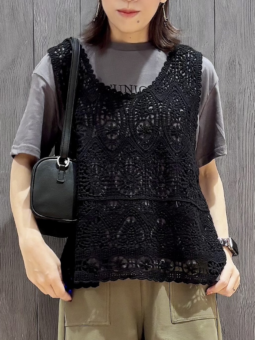 meiさんの「SHOO･LA･RUE｜【2点セット/体型カバー】クロシェ編みベスト+ロゴT」を使ったコーディネート