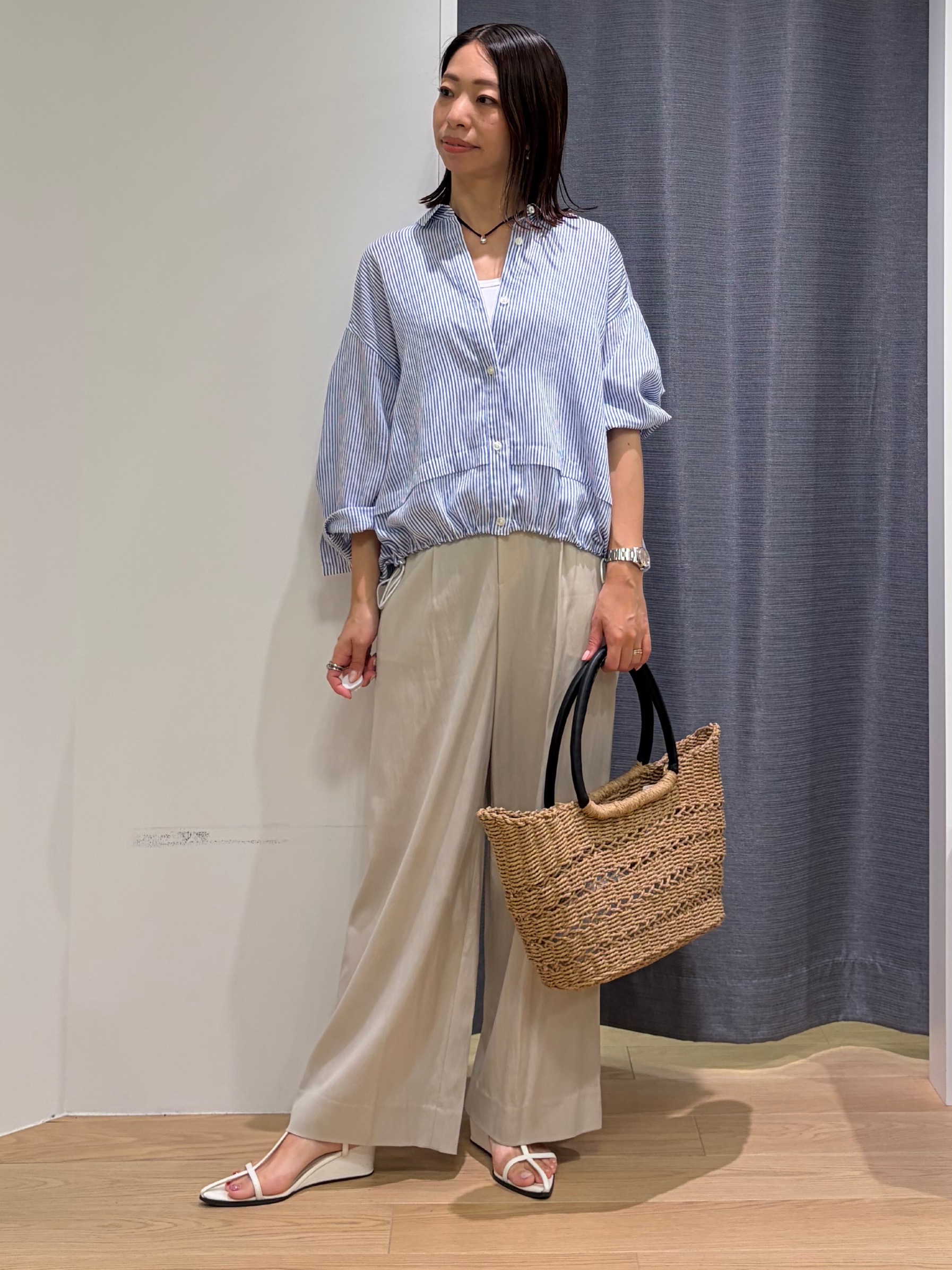 Mikoさんの「INDIVI｜【接触冷感／洗える／2WAY】ドロスト付 シアーシャンブレーシャツ」を使ったコーディネート