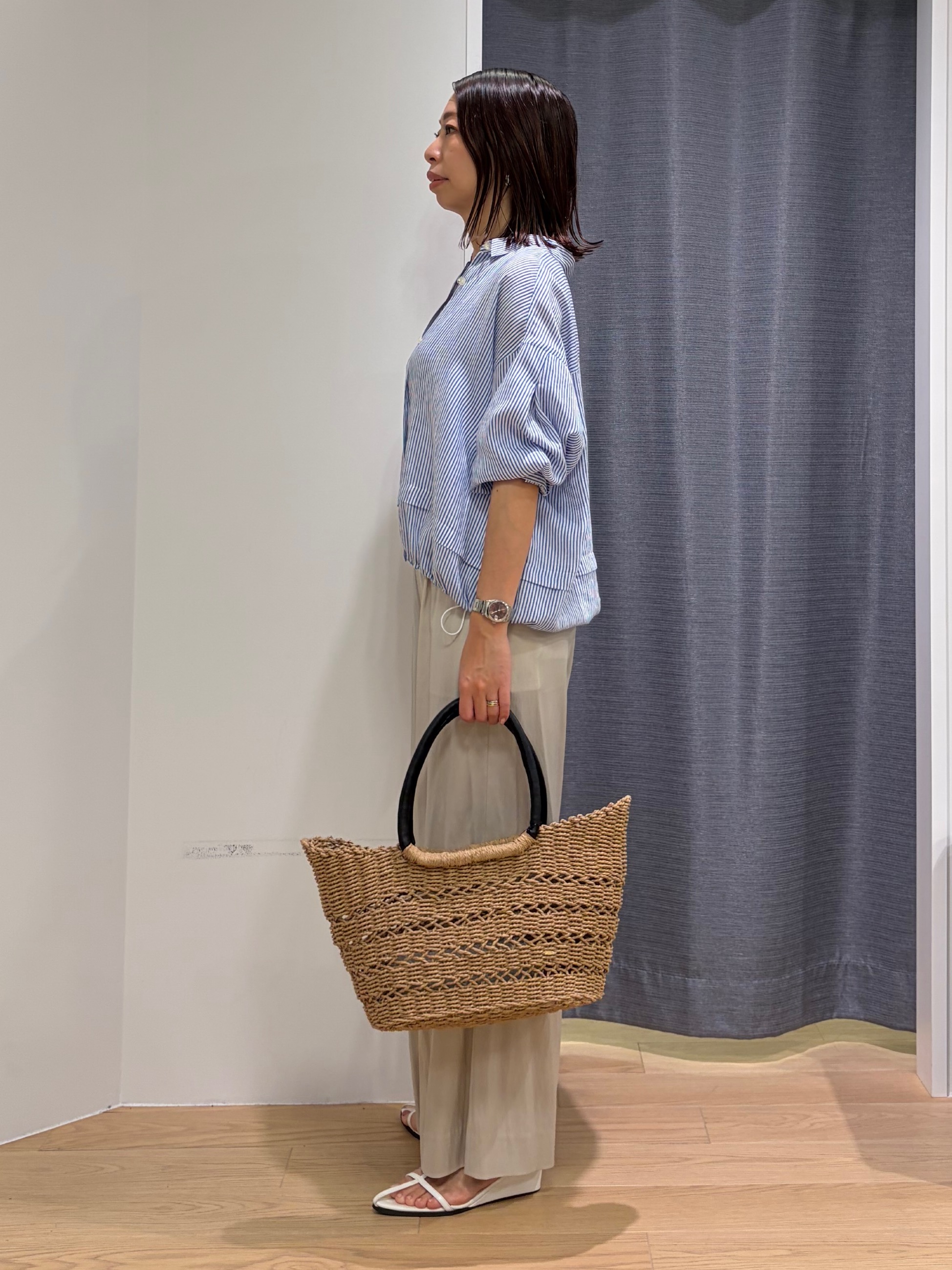 Mikoさんの「INDIVI｜【接触冷感／洗える／2WAY】ドロスト付 シアーシャンブレーシャツ」を使ったコーディネート