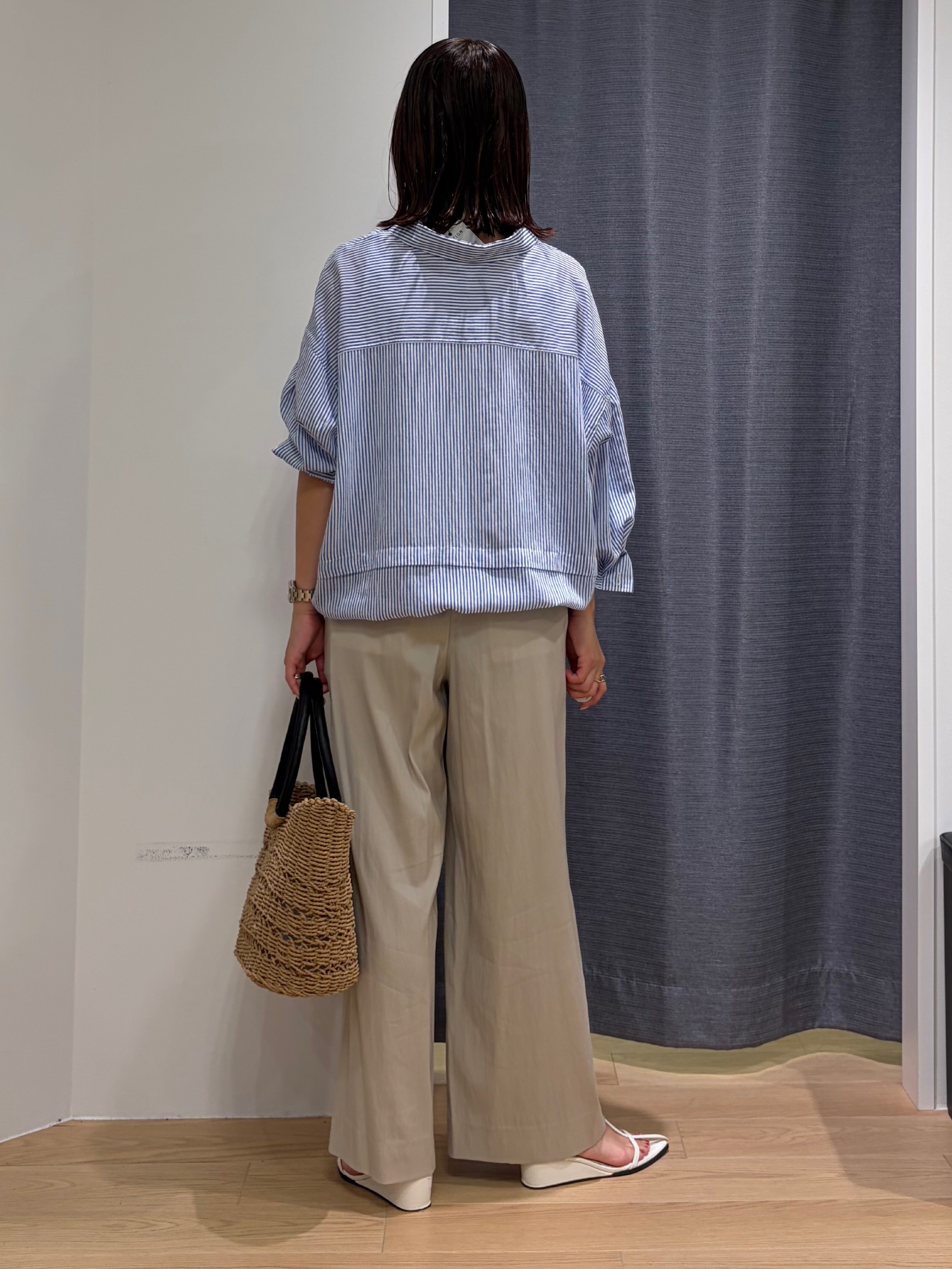 Mikoさんの「INDIVI｜【接触冷感／洗える／2WAY】ドロスト付 シアーシャンブレーシャツ」を使ったコーディネート