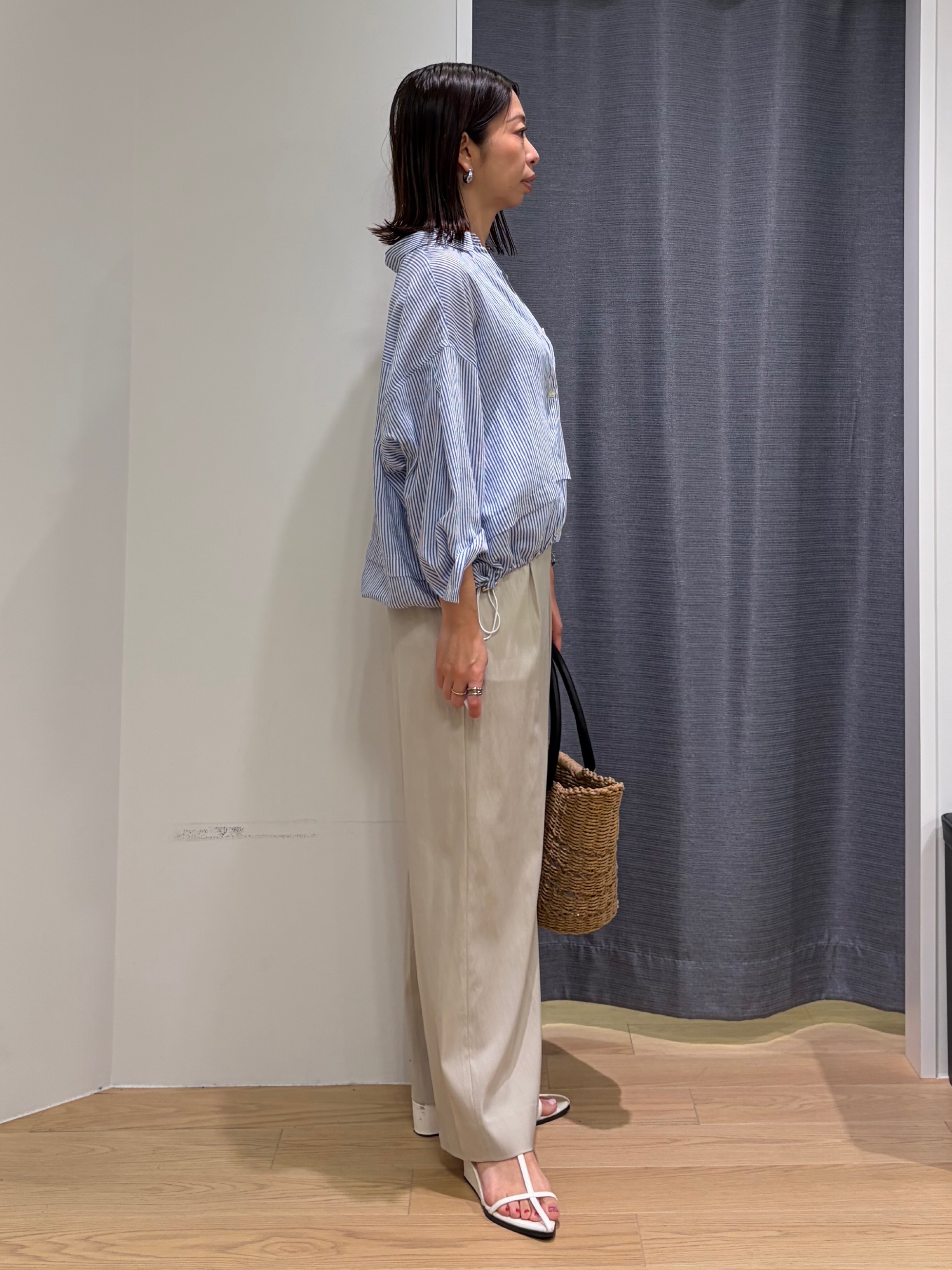 Mikoさんの「INDIVI｜【接触冷感／洗える／2WAY】ドロスト付 シアーシャンブレーシャツ」を使ったコーディネート
