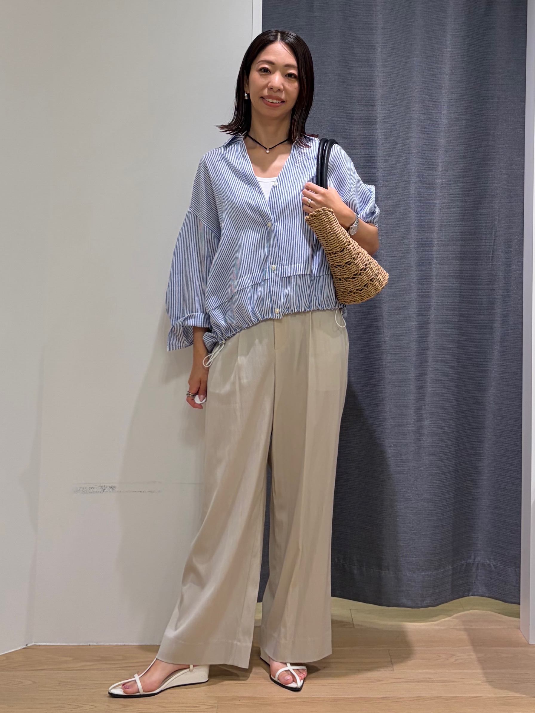 Mikoさんの「INDIVI｜【接触冷感／洗える／2WAY】ドロスト付 シアーシャンブレーシャツ」を使ったコーディネート