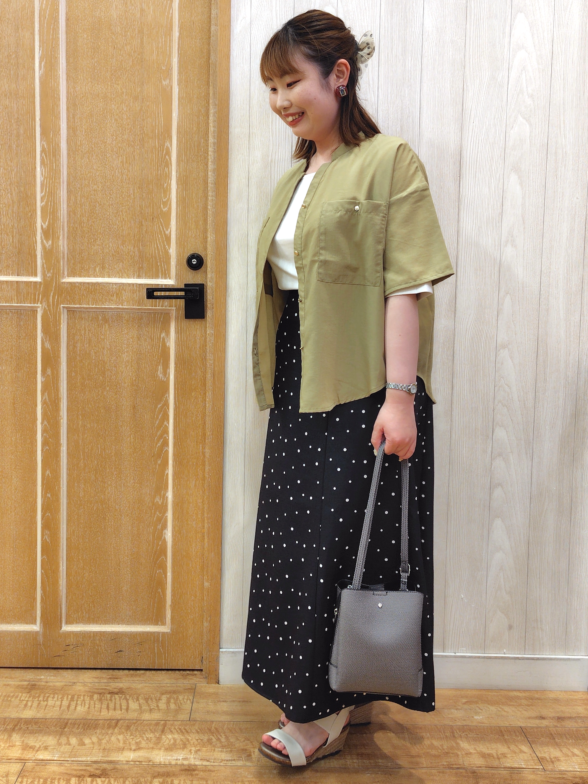 こっとんさんの「SHOO･LA･RUE｜【洗濯機可/S-LL】大人の抜け感 ゆるっと5分袖シャツ」を使ったコーディネート