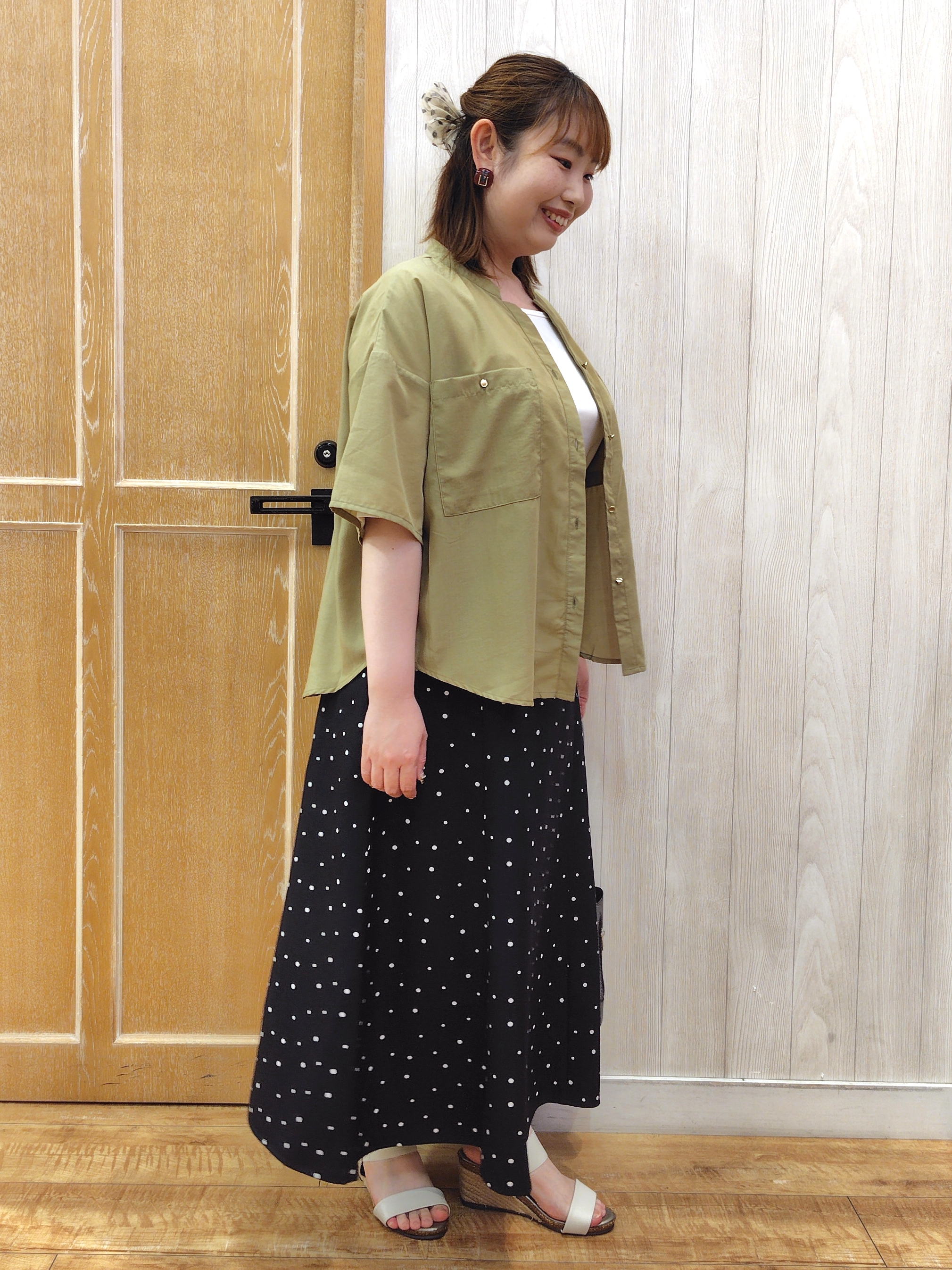 こっとんさんの「SHOO･LA･RUE｜【洗濯機可/S-LL】大人の抜け感 ゆるっと5分袖シャツ」を使ったコーディネート