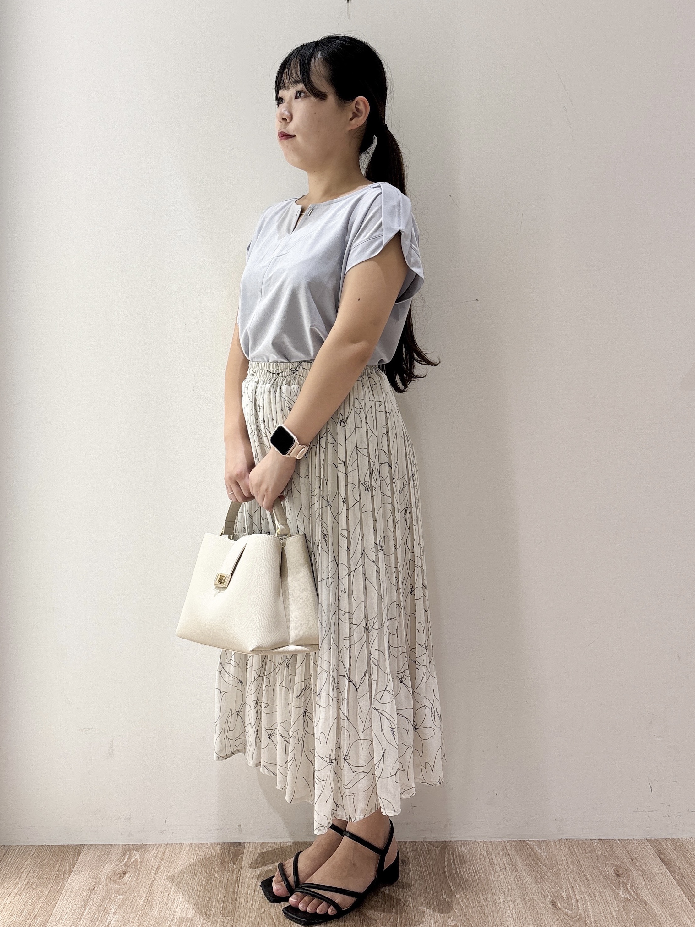 hinachiさんの「OPAQUE.CLIP｜【接触冷感】ひんやりキーネックフレンチトップス《洗濯機OK》」を使ったコーディネート