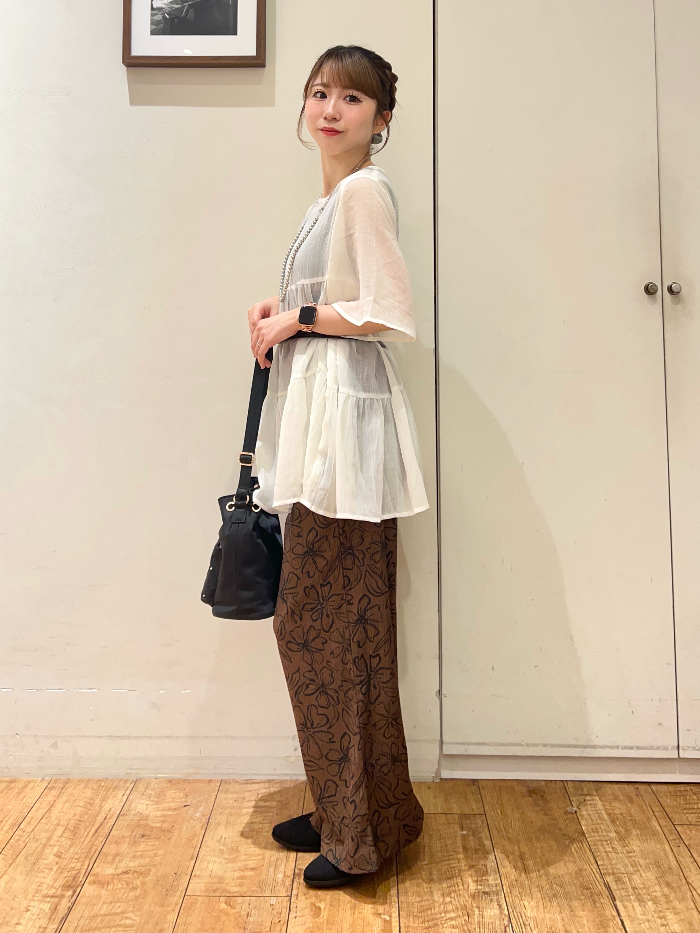 AIRIさんの「SHOO･LA･RUE｜【洗濯機可/S-LL】インせず着られる シアー素材が上品なティアードブラウス」を使ったコーディネート