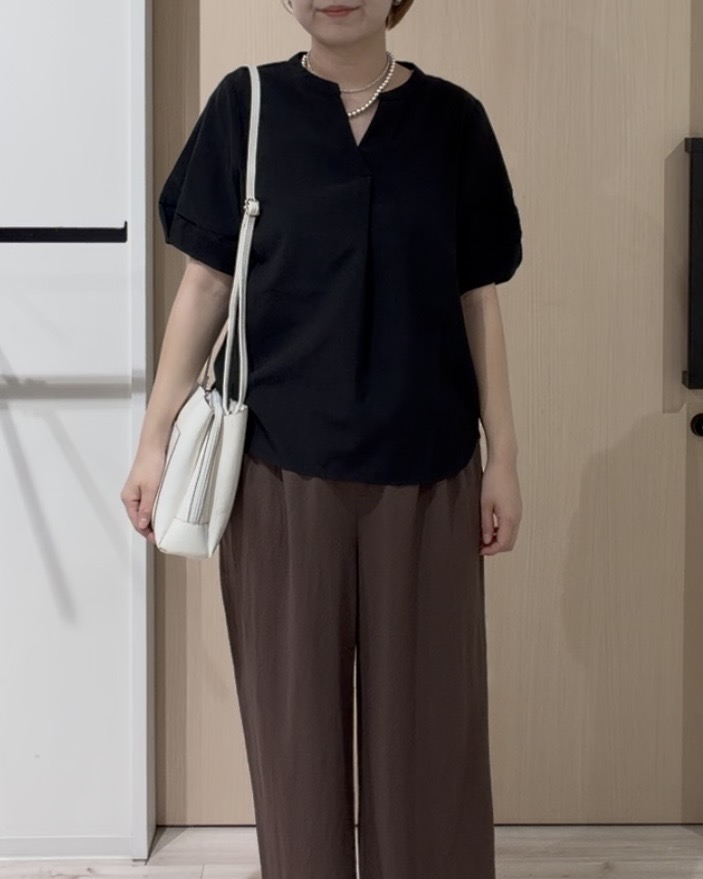 ひらしーさんの「SHOO･LA･RUE｜【洗濯後しわになりにくい／インせずきまる】麻調ハシゴレーススキッパーブラウス」を使ったコーディネート
