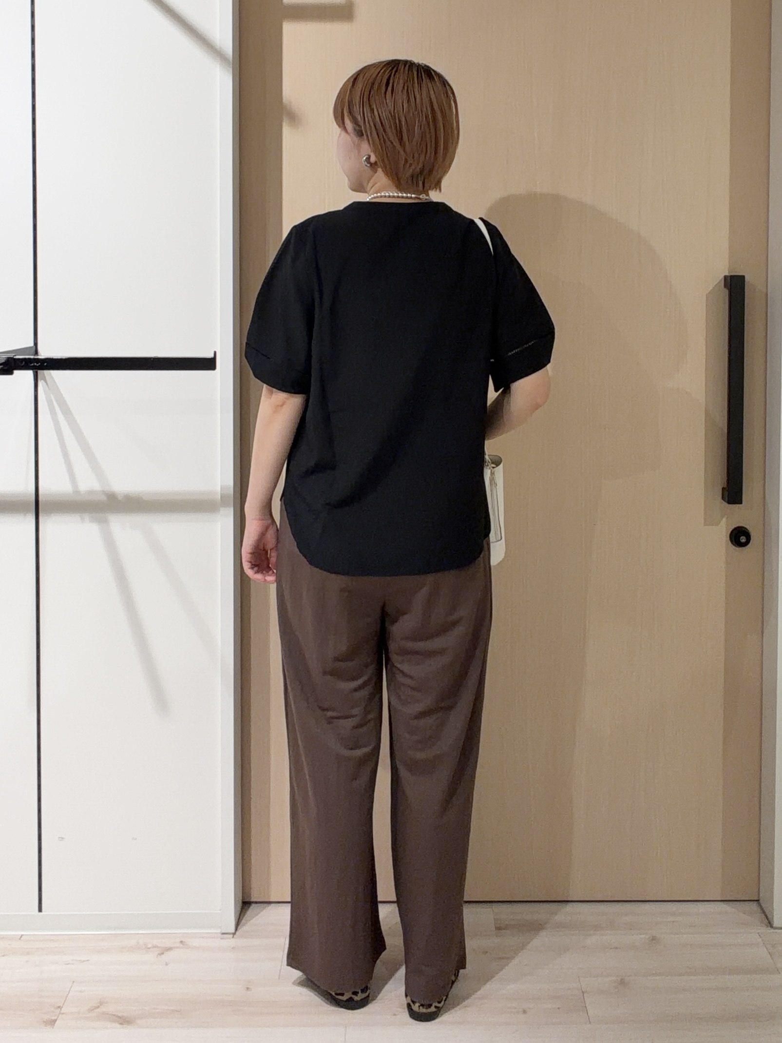 ひらしーさんの「SHOO･LA･RUE｜【洗濯後しわになりにくい／インせずきまる】麻調ハシゴレーススキッパーブラウス」を使ったコーディネート