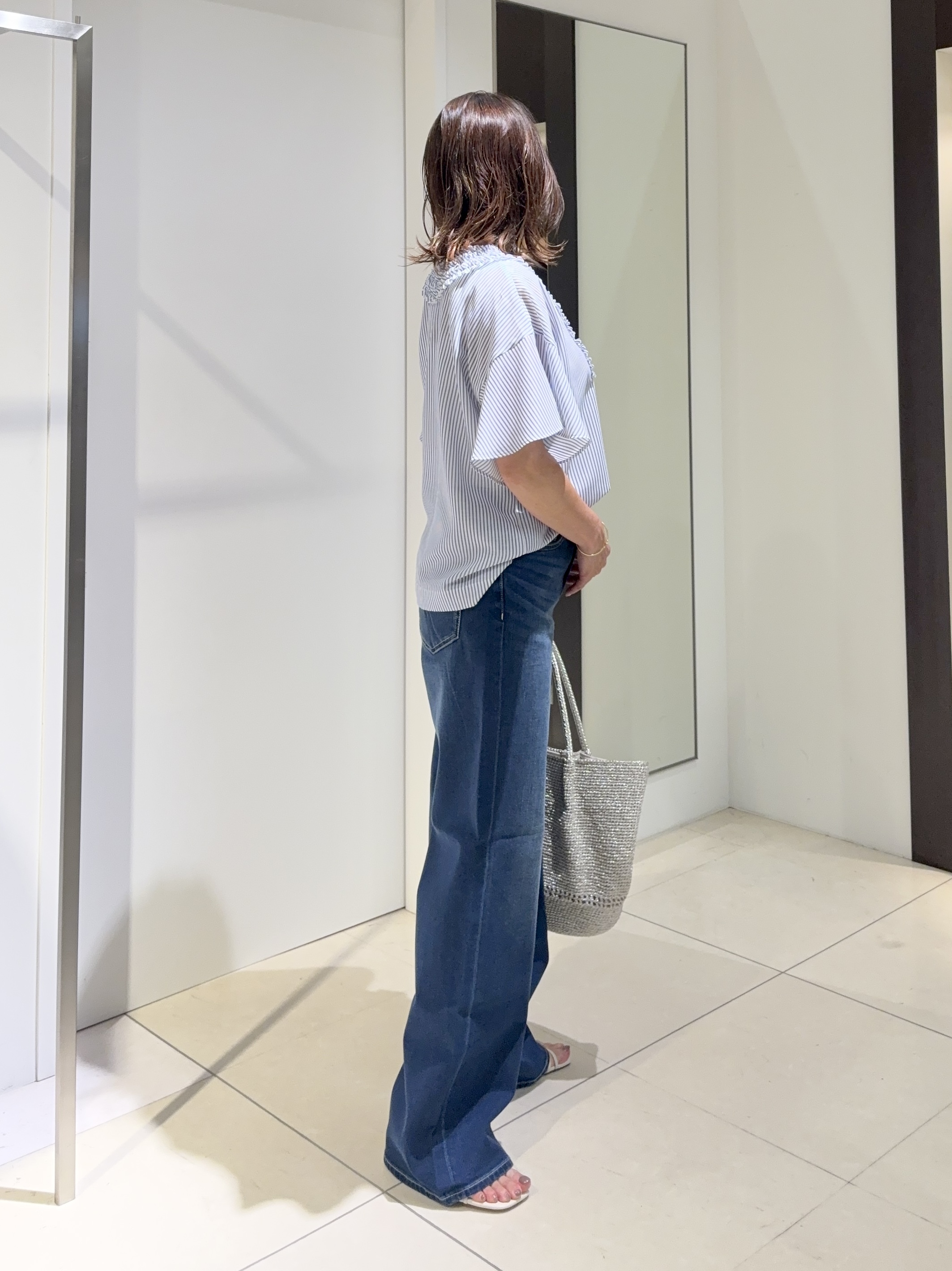 tomoさんの「UNTITLED｜【接触冷感/通気性/洗える】Vネックフリルブラウス」を使ったコーディネート