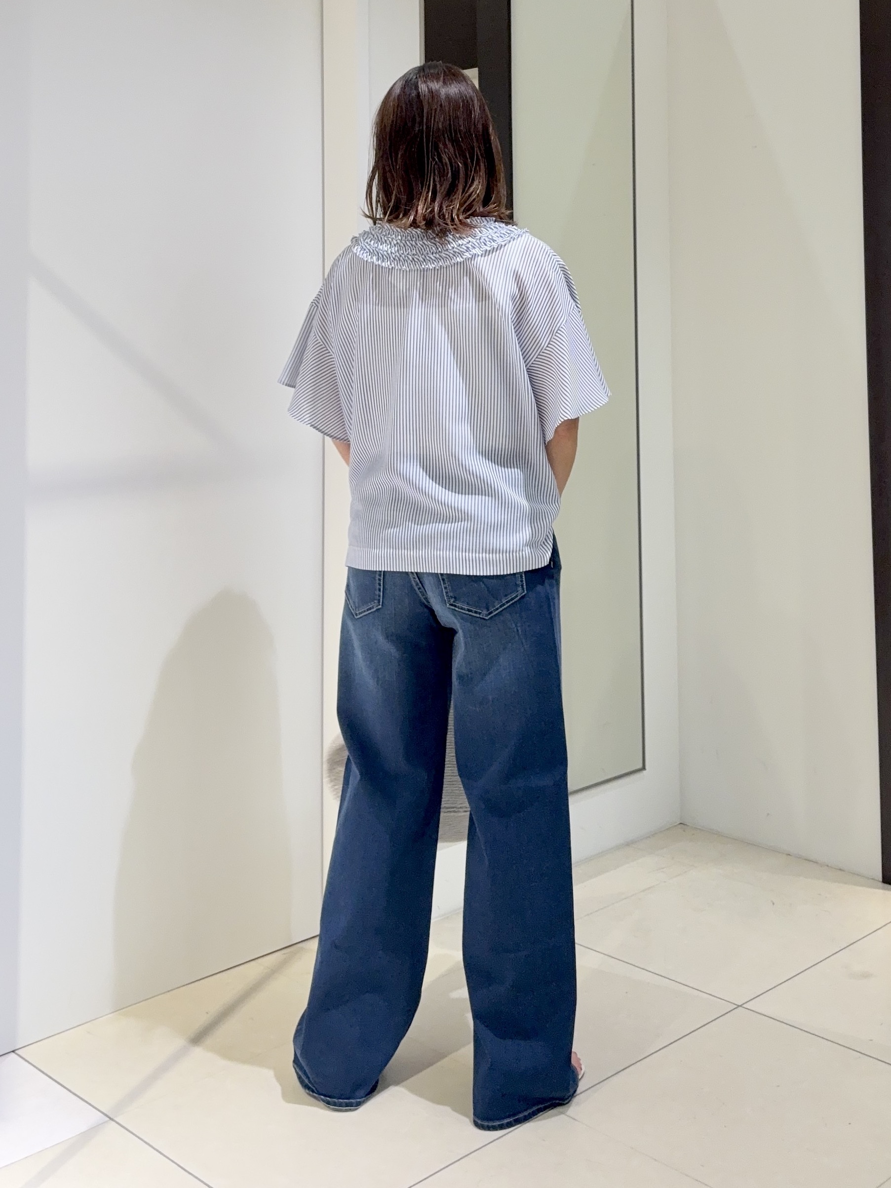 tomoさんの「UNTITLED｜【接触冷感/通気性/洗える】Vネックフリルブラウス」を使ったコーディネート