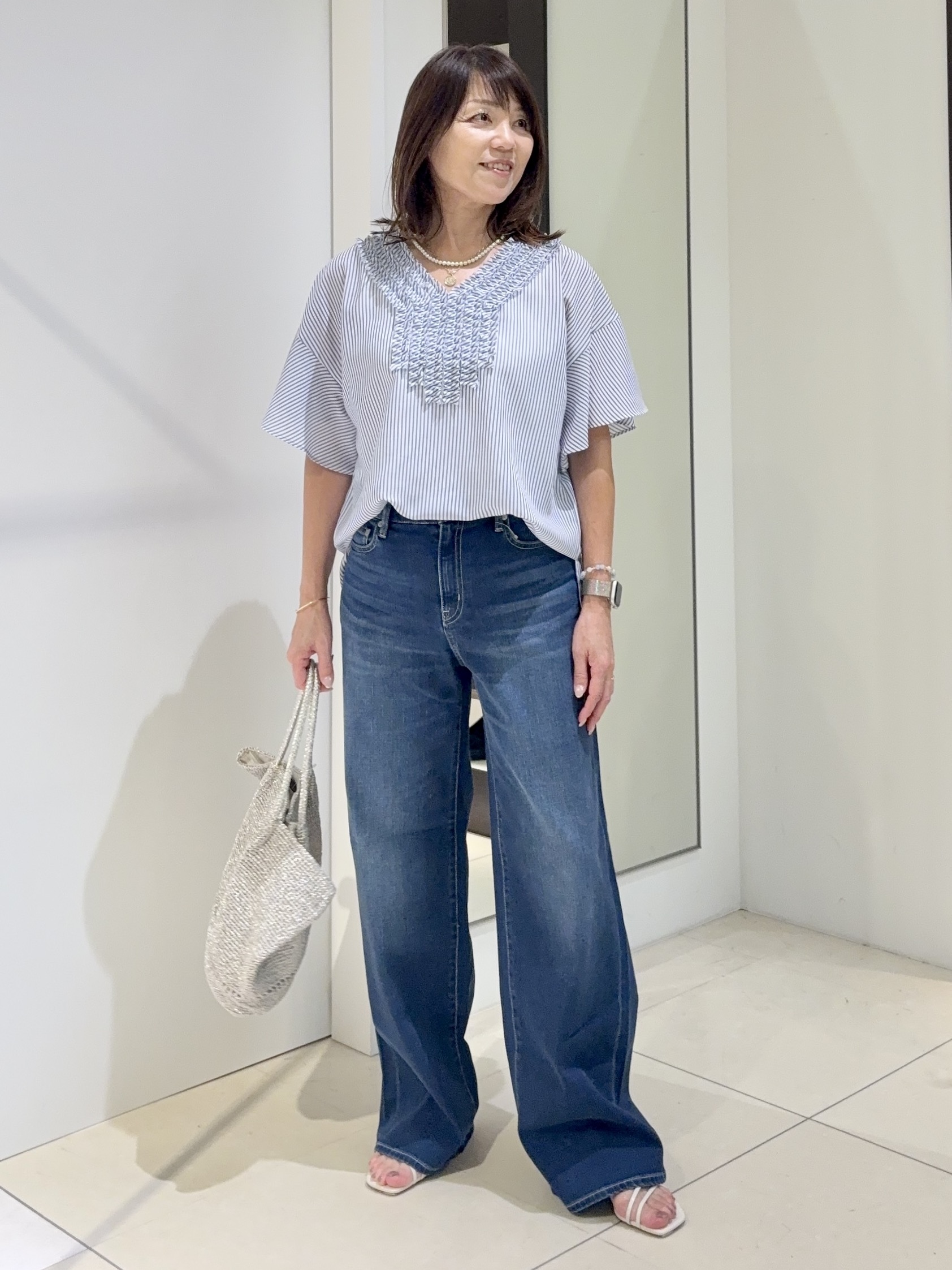 tomoさんの「UNTITLED｜【接触冷感/通気性/洗える】Vネックフリルブラウス」を使ったコーディネート