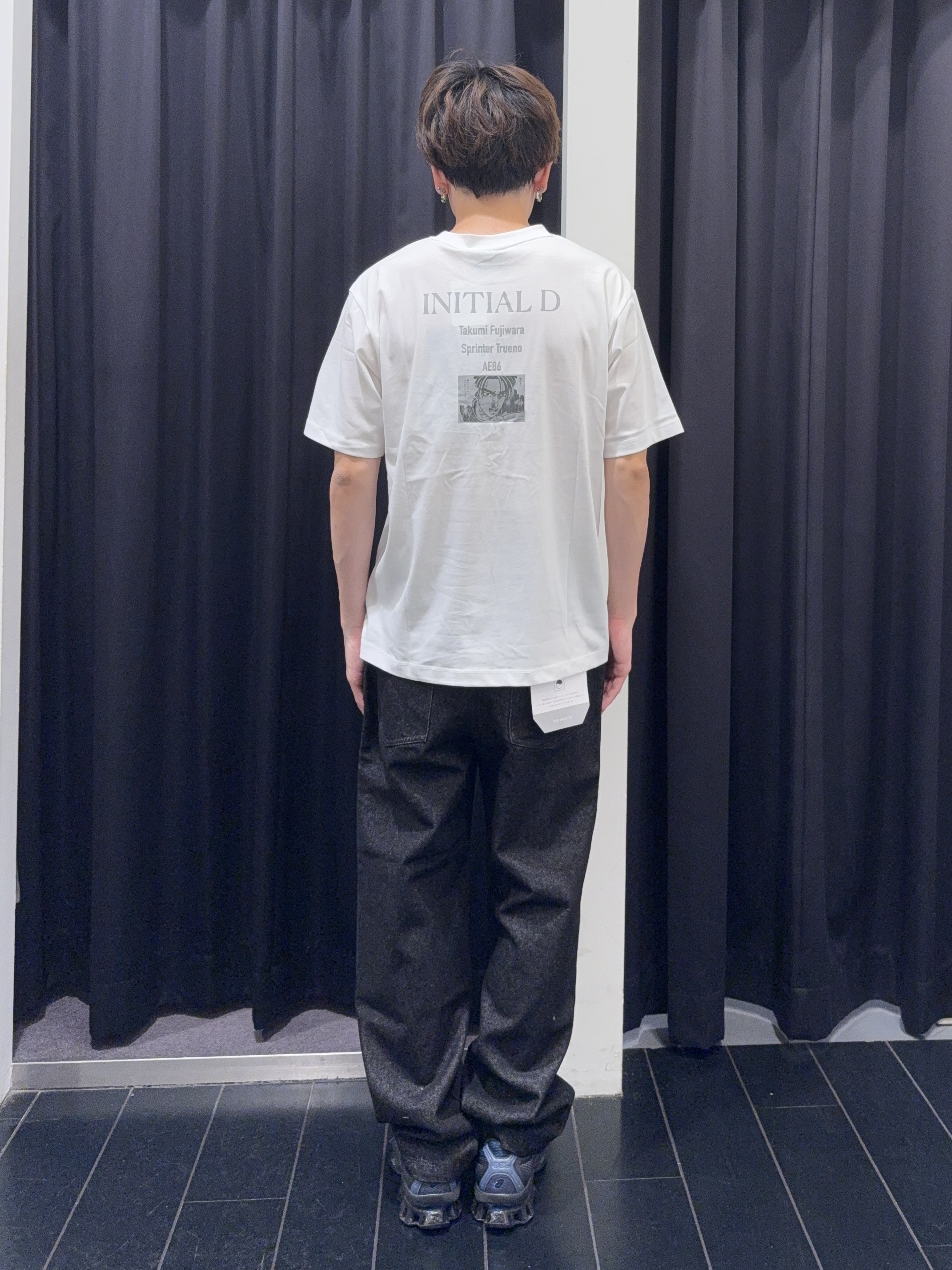 カシマさんの「THE SHOP TK｜頭文字D 別注 『フジワラ』 グラフィック半袖Tシャツ ステッカー＆チャーム付き」を使ったコーディネート