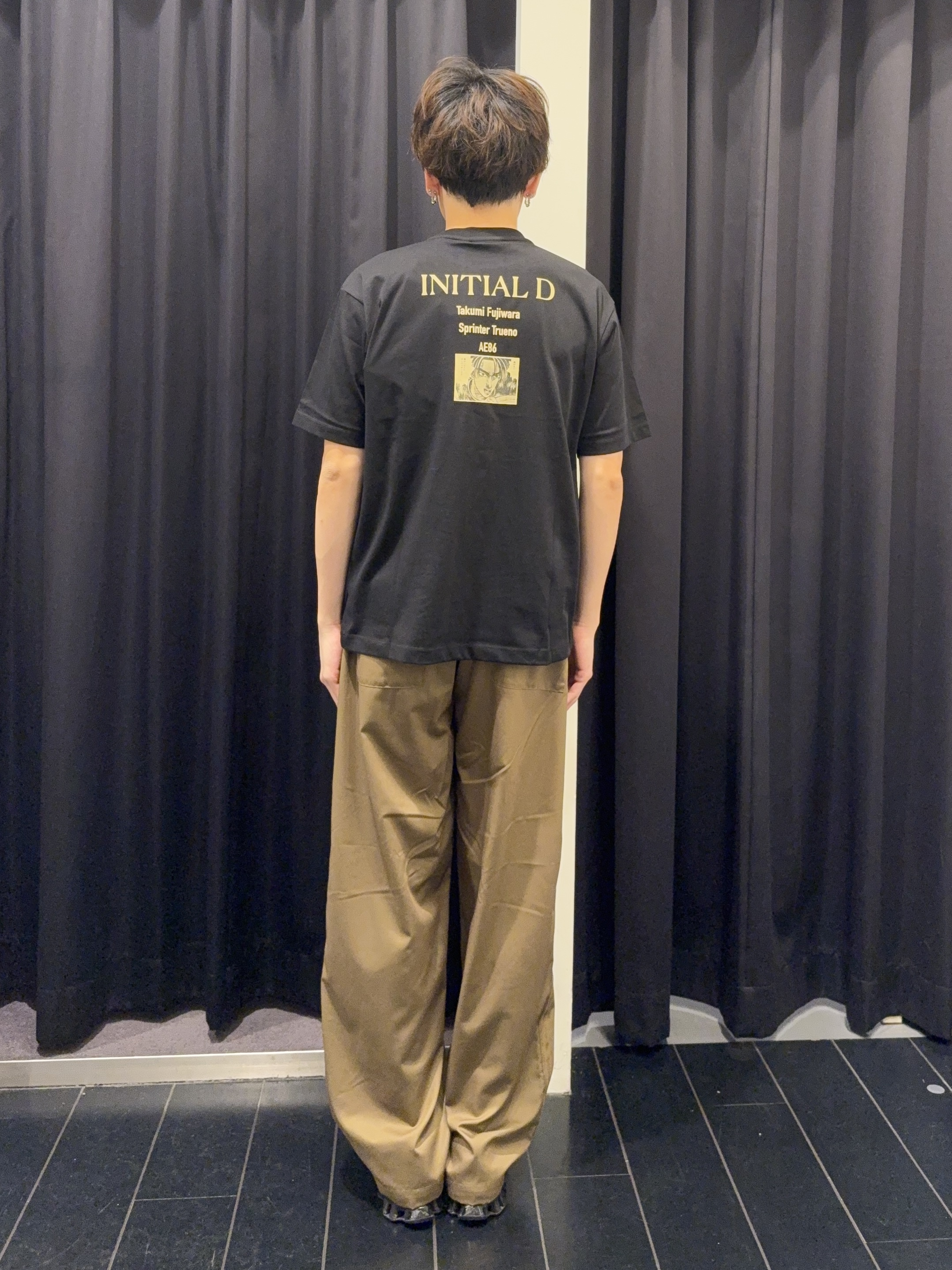 カシマさんの「THE SHOP TK｜頭文字D 別注 『フジワラ』 グラフィック半袖Tシャツ ステッカー＆チャーム付き」を使ったコーディネート