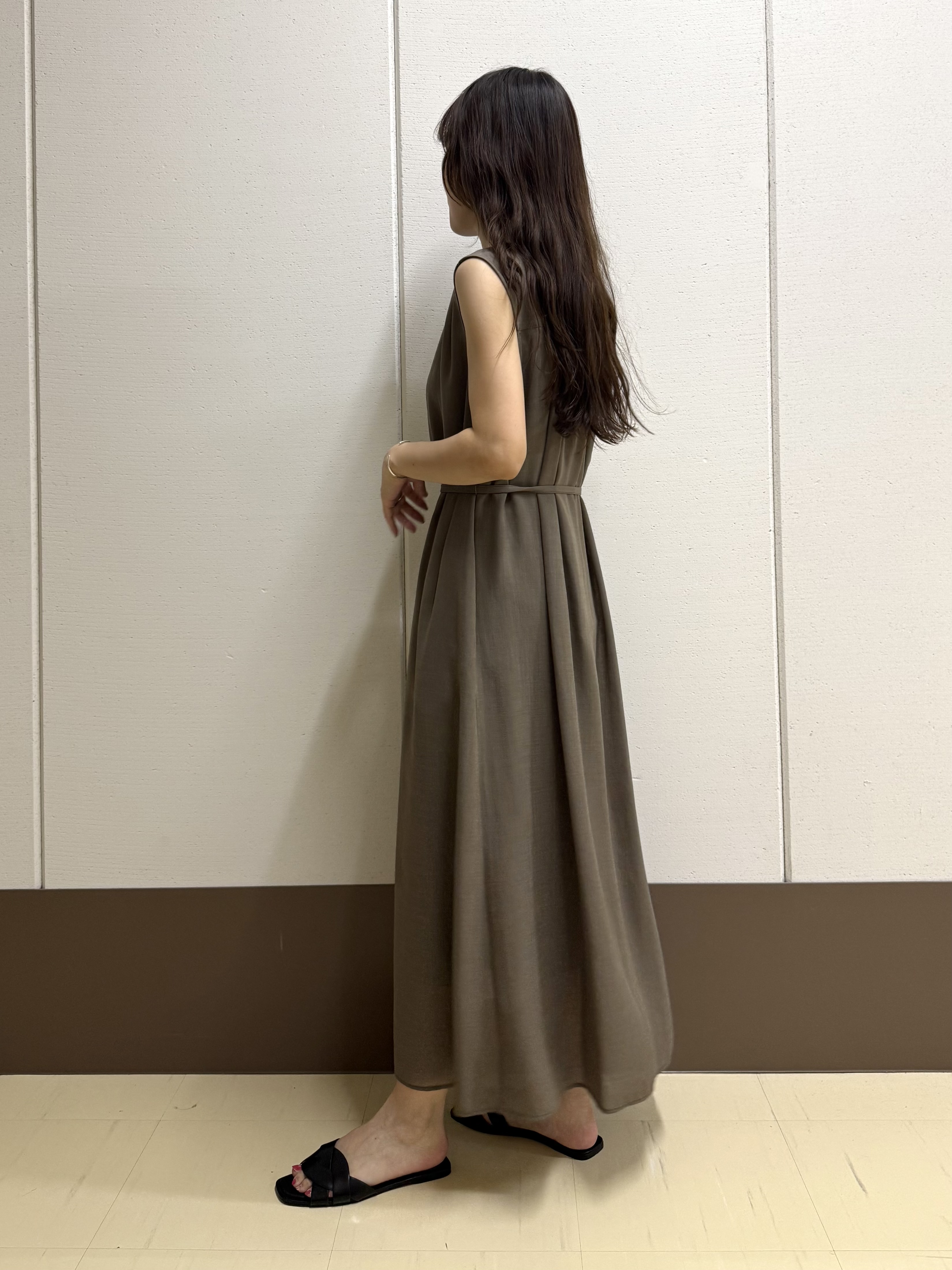 mamiさんの「INDIVI｜【通気性/前開きボタン】シアーVネックワンピース」を使ったコーディネート