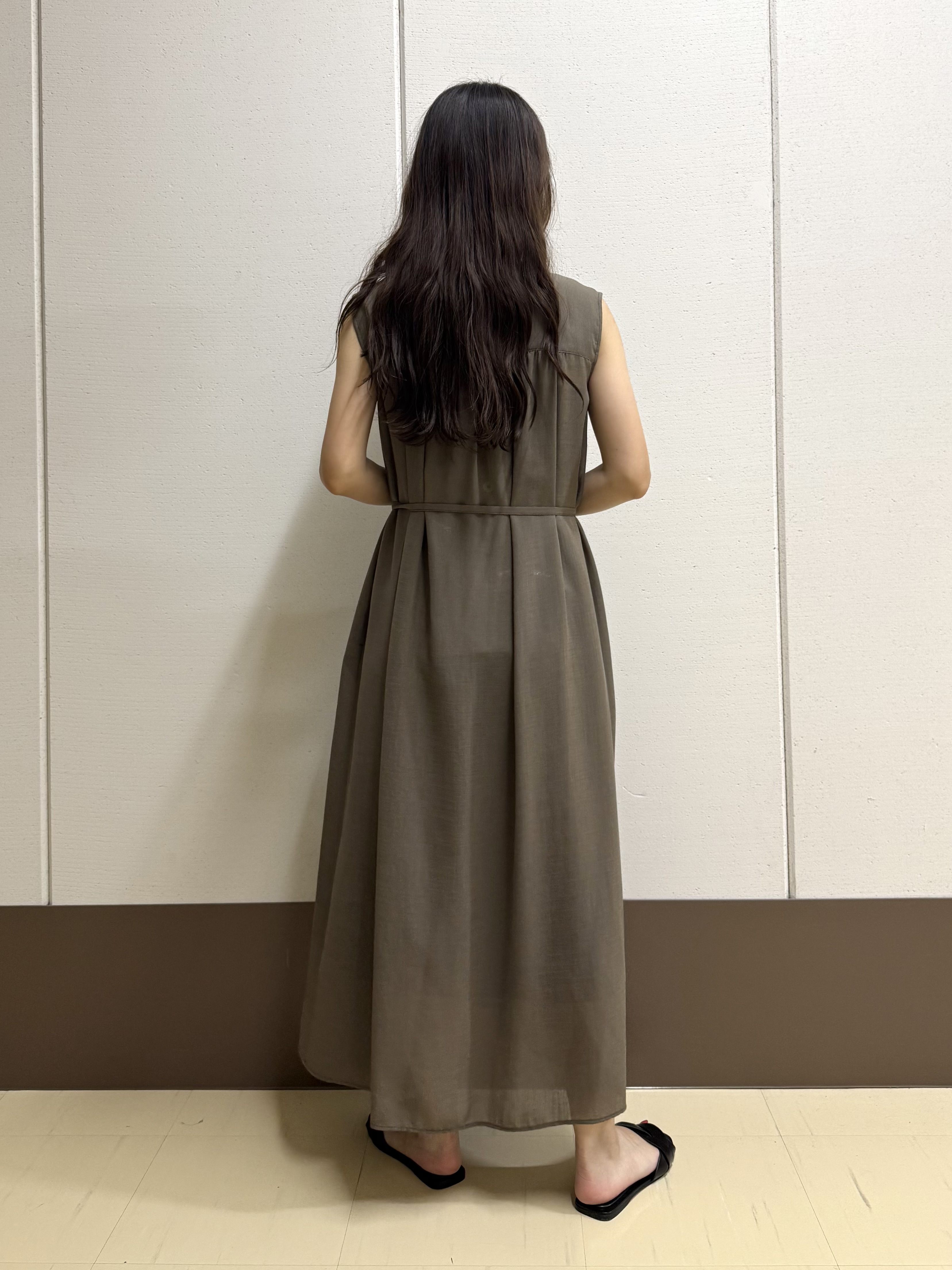 mamiさんの「INDIVI｜【通気性/前開きボタン】シアーVネックワンピース」を使ったコーディネート
