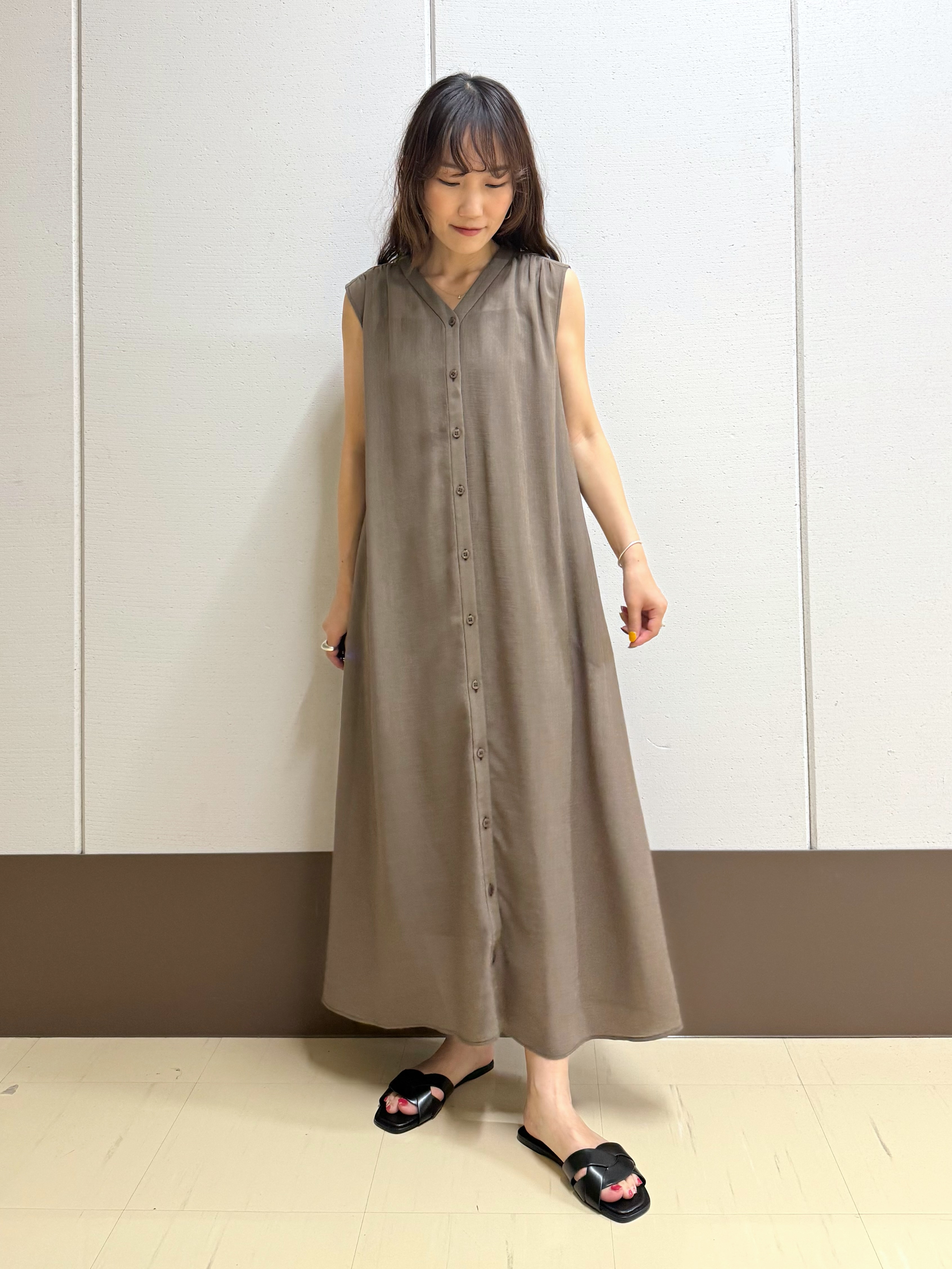 mamiさんの「INDIVI｜【通気性/前開きボタン】シアーVネックワンピース」を使ったコーディネート