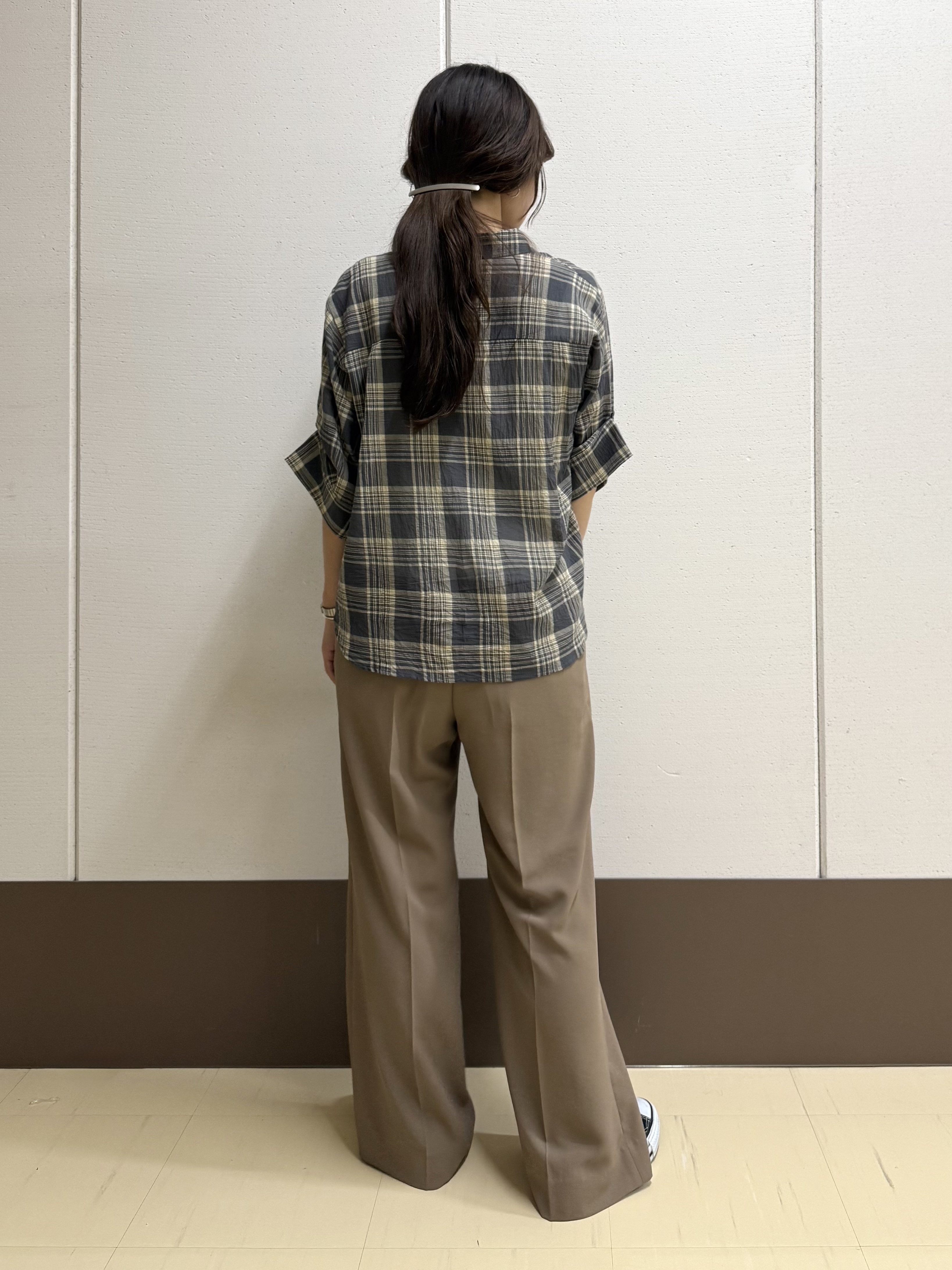 mamiさんの「INDIVI｜【コットン100％／透け感／2WAY】袖アレンジ チェックシャツ」を使ったコーディネート