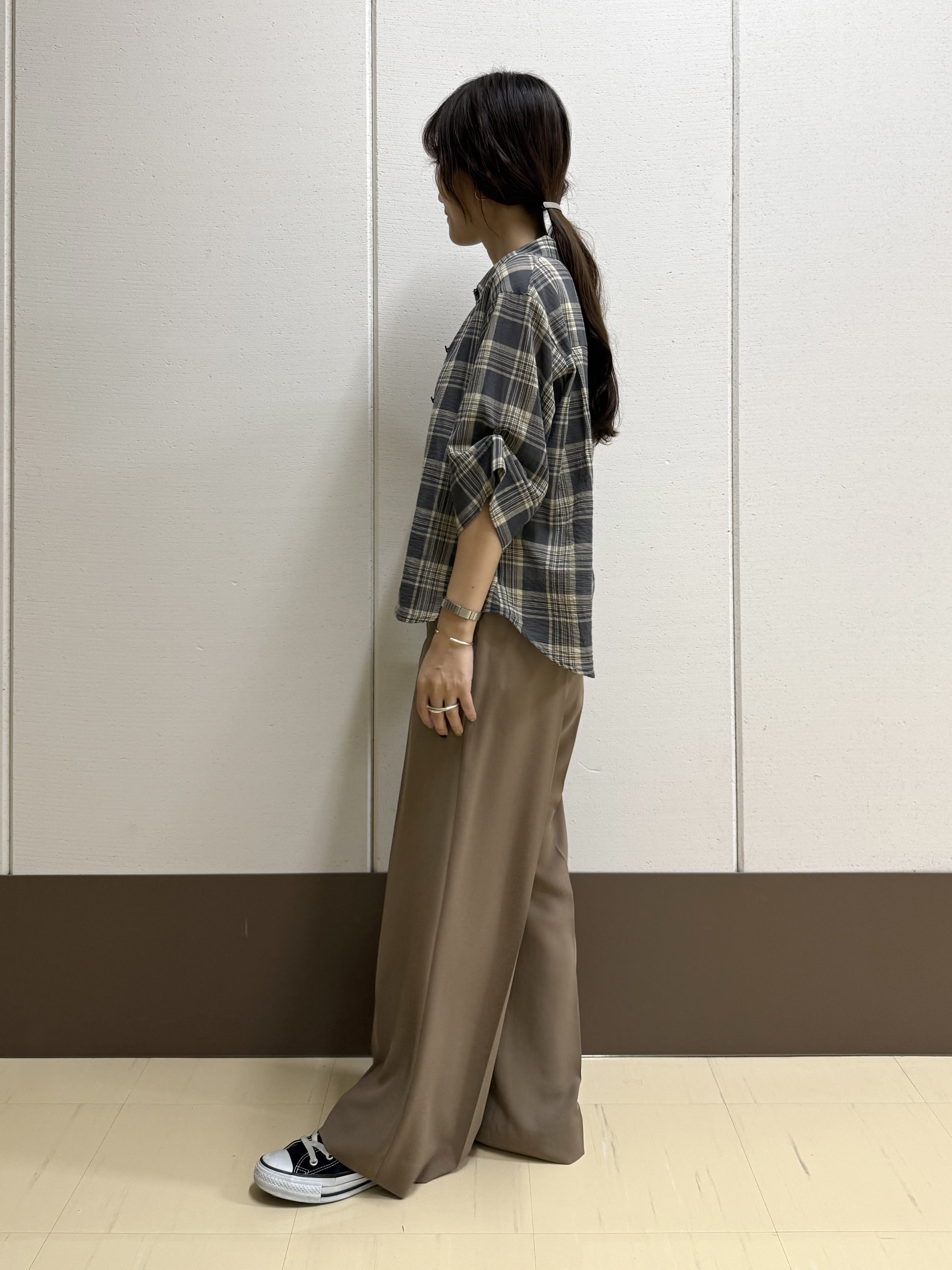 mamiさんの「INDIVI｜【コットン100％／透け感／2WAY】袖アレンジ チェックシャツ」を使ったコーディネート