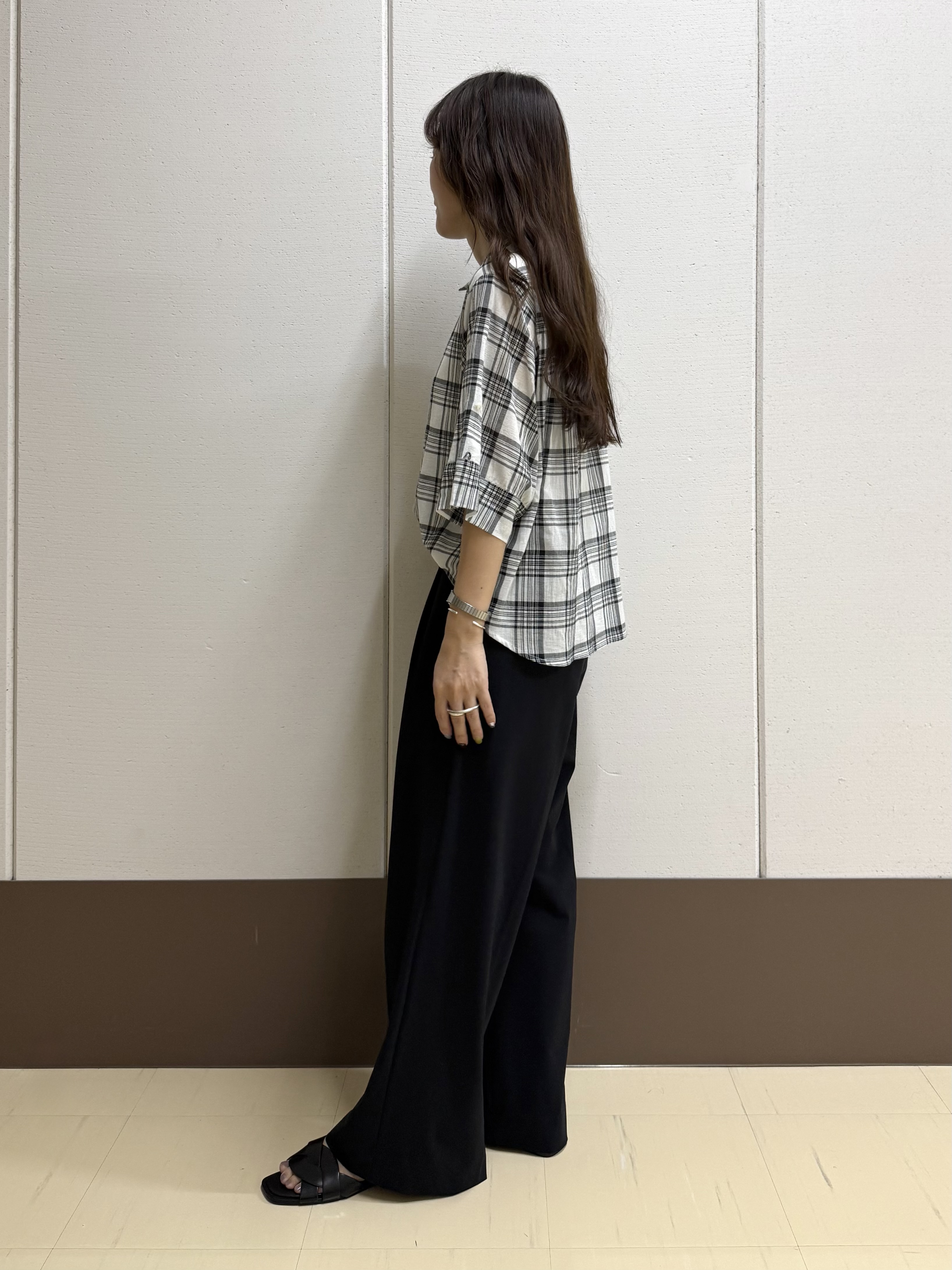 mamiさんの「INDIVI｜【コットン100％／透け感／2WAY】袖アレンジ チェックシャツ」を使ったコーディネート