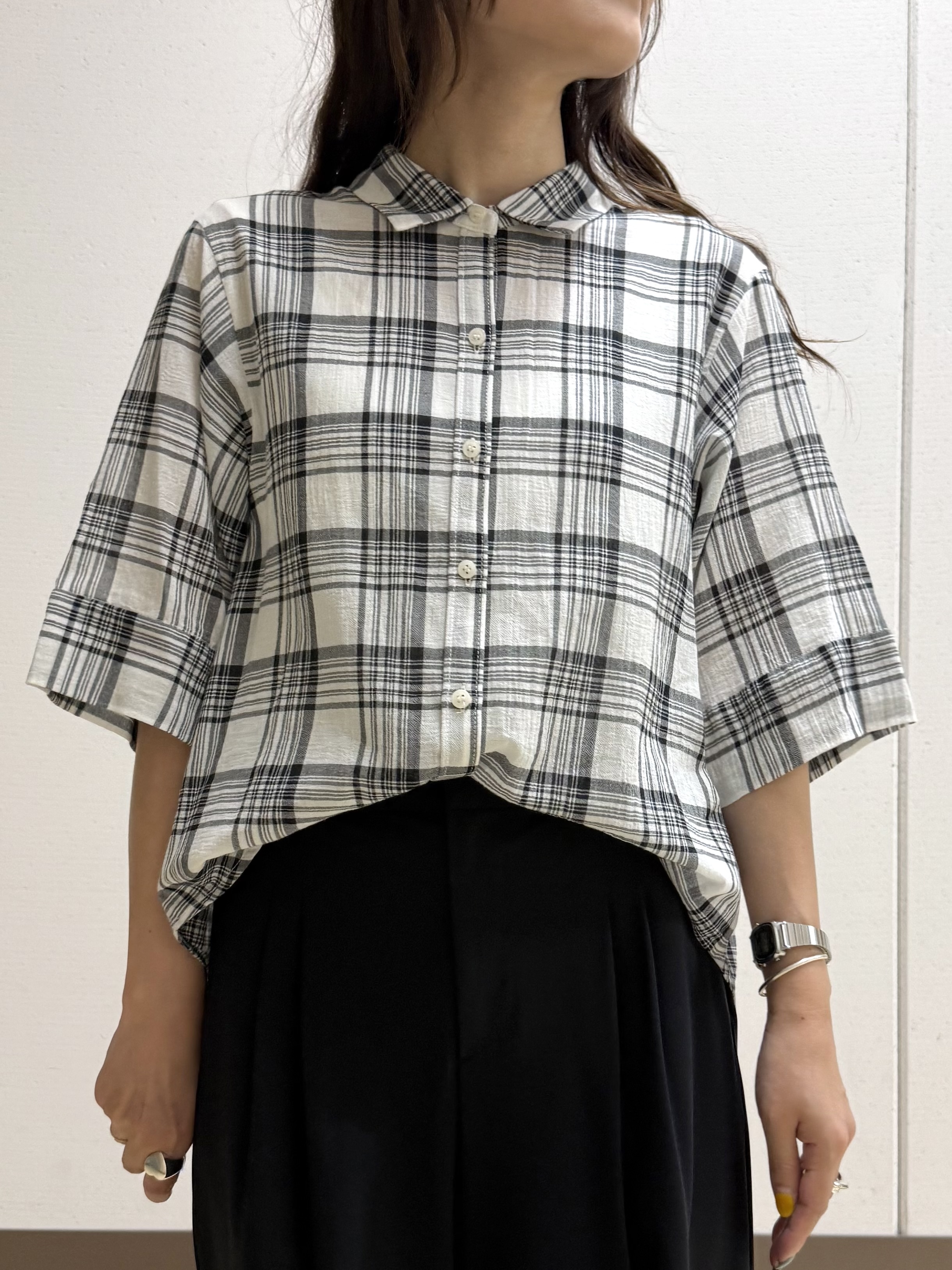 mamiさんの「INDIVI｜【コットン100％／透け感／2WAY】袖アレンジ チェックシャツ」を使ったコーディネート