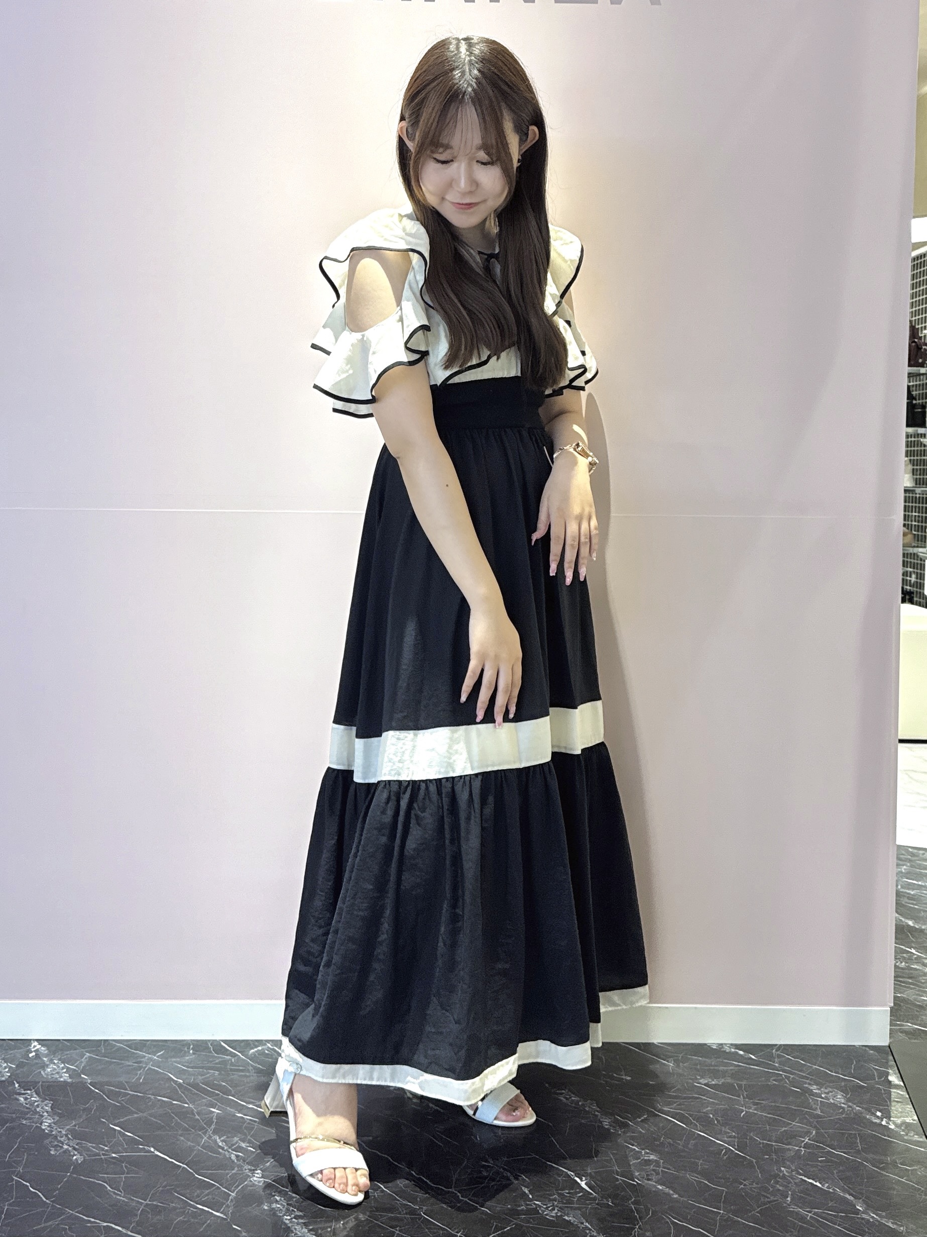 neinaさんの「ESPERANZA｜クリアヒール&times;ゴールドラインストラップサンダル」を使ったコーディネート
