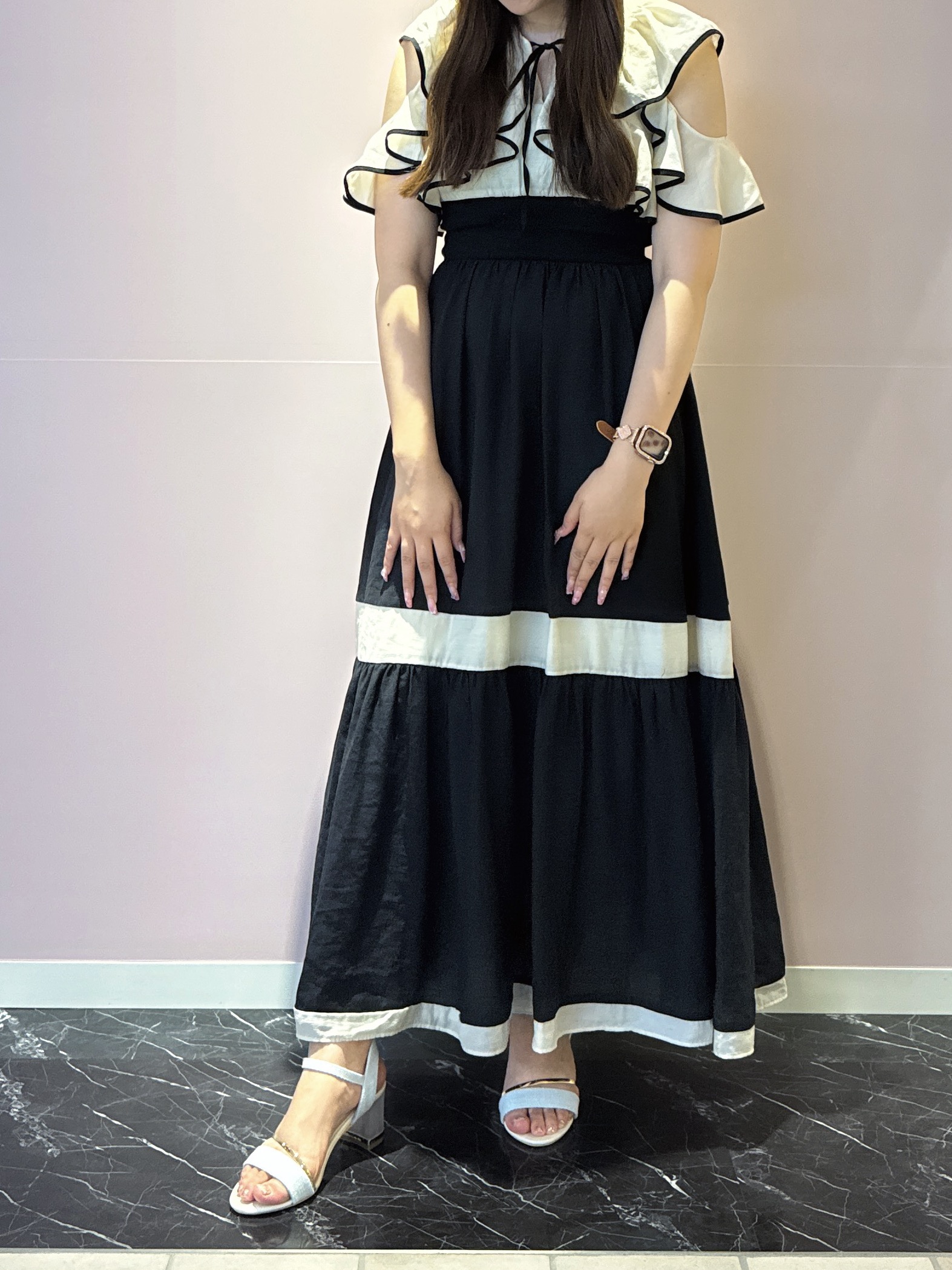 neinaさんの「ESPERANZA｜クリアヒール&times;ゴールドラインストラップサンダル」を使ったコーディネート
