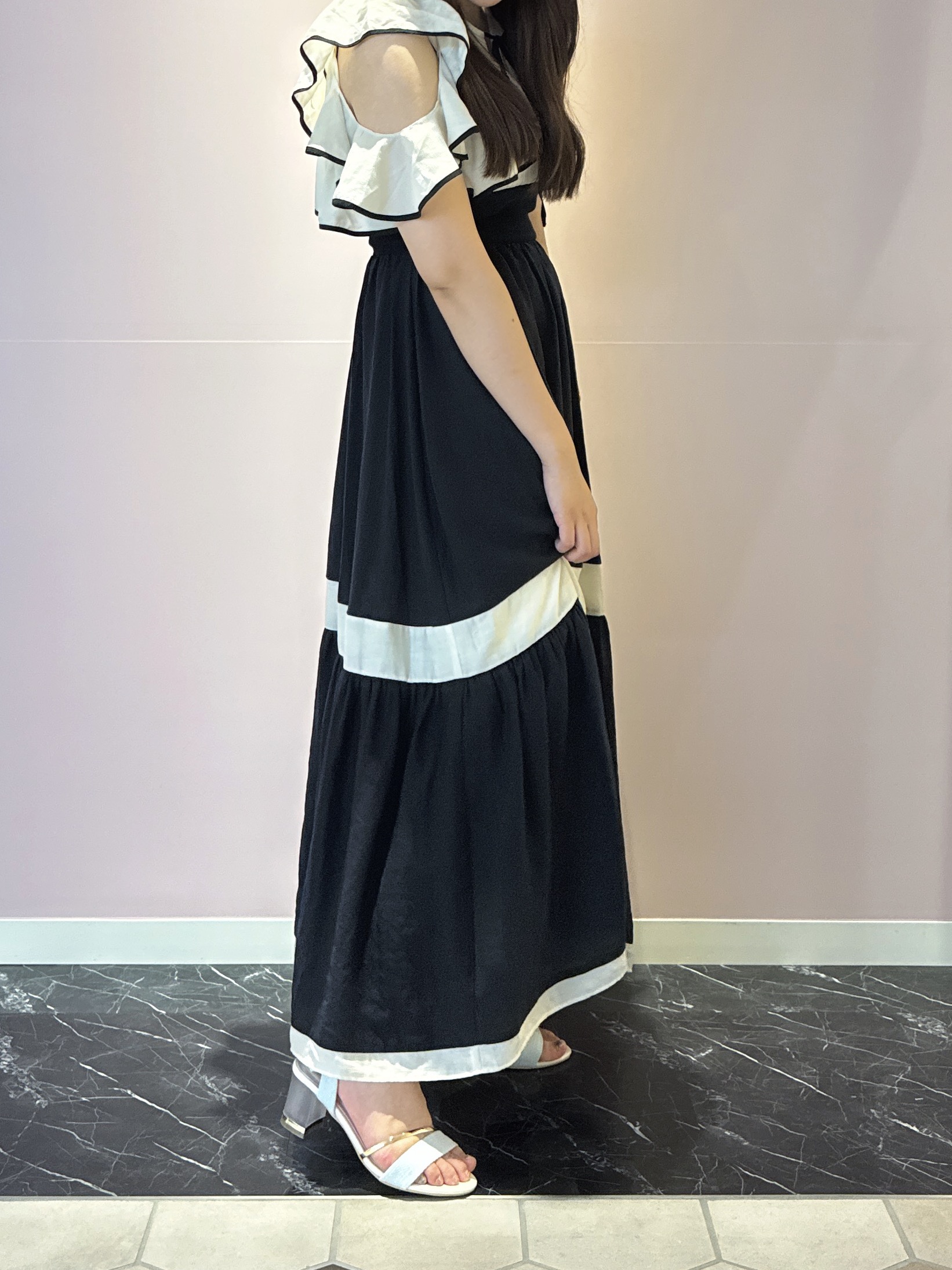 neinaさんの「ESPERANZA｜クリアヒール&times;ゴールドラインストラップサンダル」を使ったコーディネート