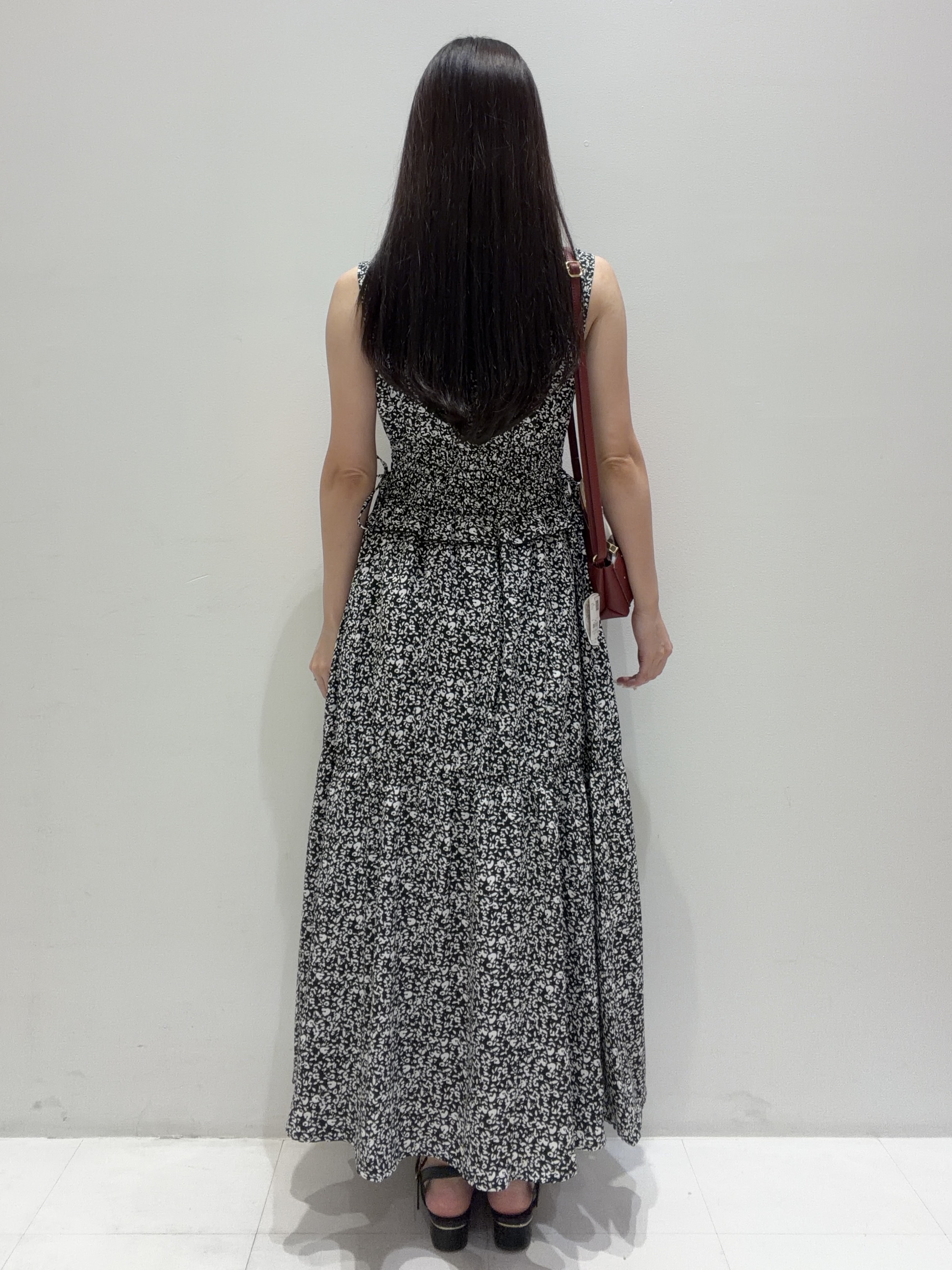 risaさんの「grove｜【低身長さんも選べる着丈・洗濯機◎】花柄ウエストシャーリングワンピース」を使ったコーディネート