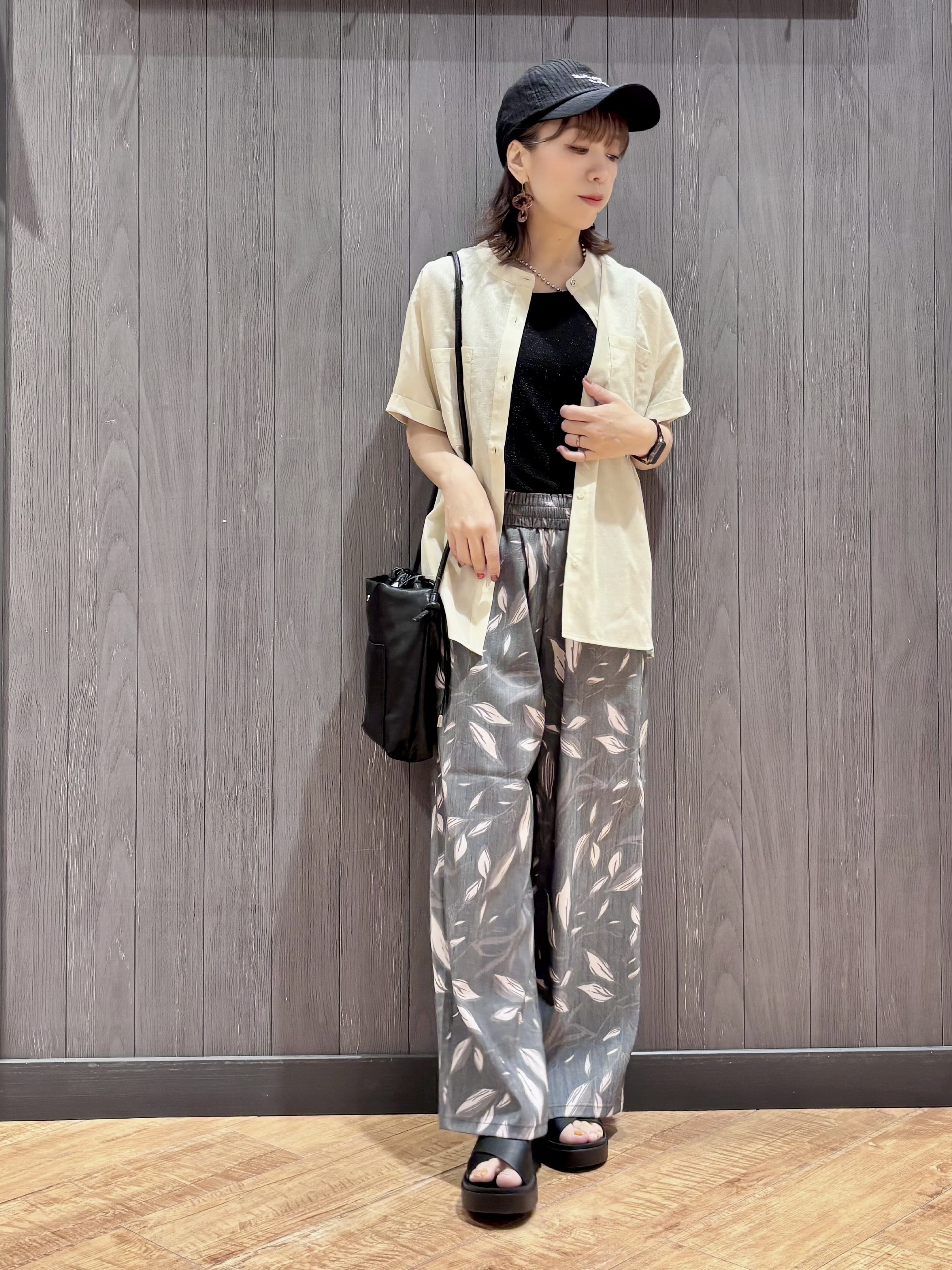meiさんの「SHOO･LA･RUE｜【さらり快適/UV/S-LL】風が通り抜ける ひんやり半袖バンドカラーシアーシャツ」を使ったコーディネート