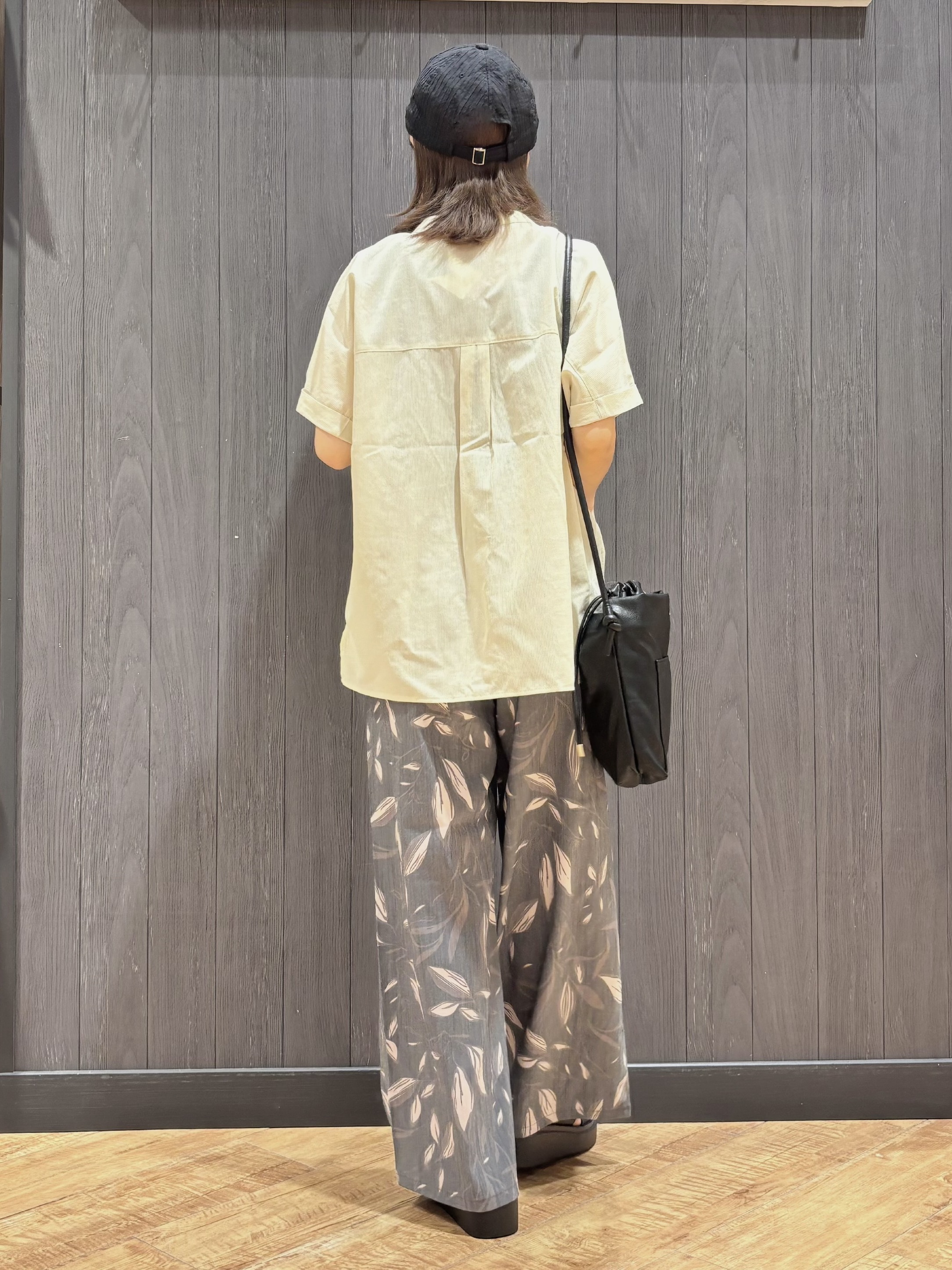 meiさんの「SHOO･LA･RUE｜【さらり快適/UV/S-LL】風が通り抜ける ひんやり半袖バンドカラーシアーシャツ」を使ったコーディネート
