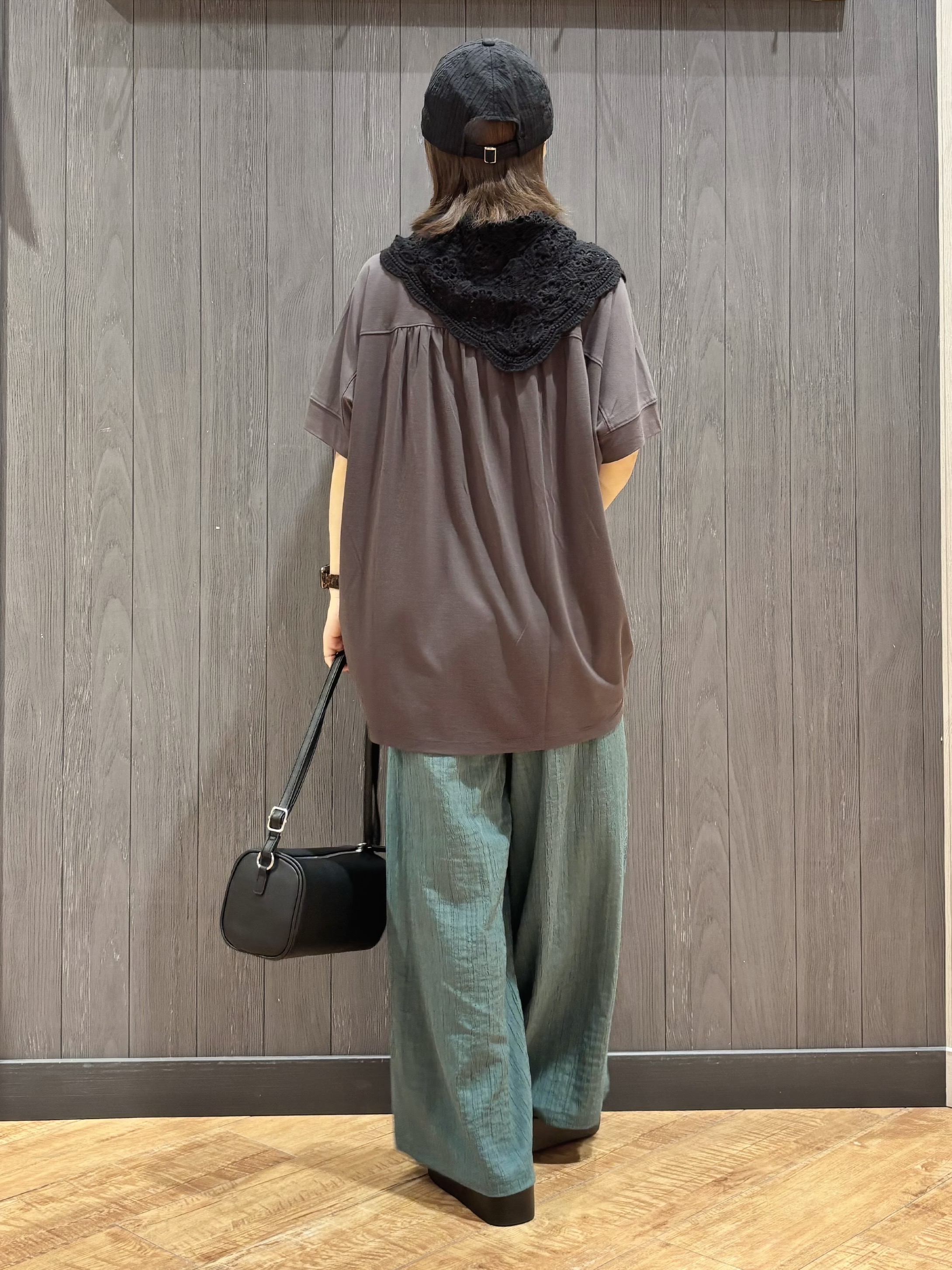 meiさんの「SHOO･LA･RUE｜【ひんやり/UV/S-LL/体型カバー】インせずゆるっと決まる ひやとろドルマンTシャツ」を使ったコーディネート