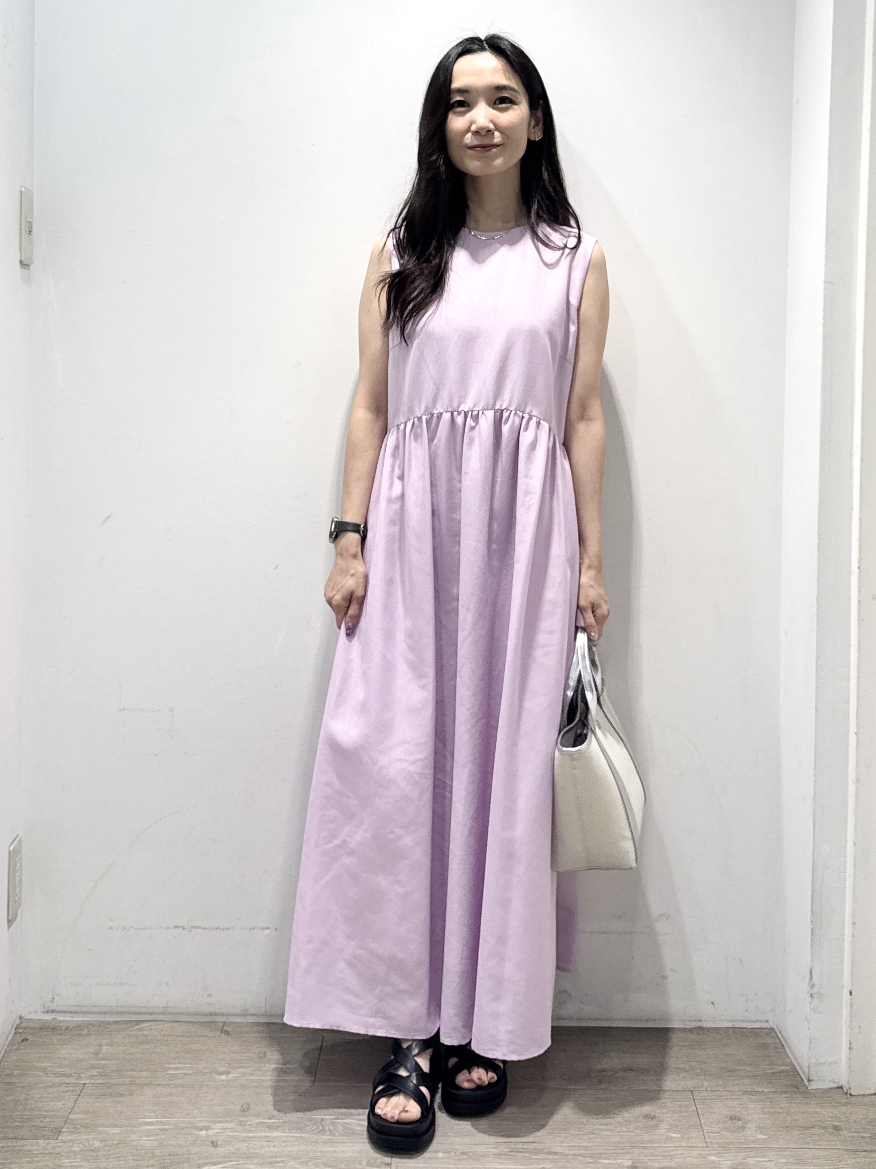 yuicciさんの「OPAQUE.CLIP｜【接触冷感】麻混シアーノースリーブワンピース《洗濯機OK》」を使ったコーディネート